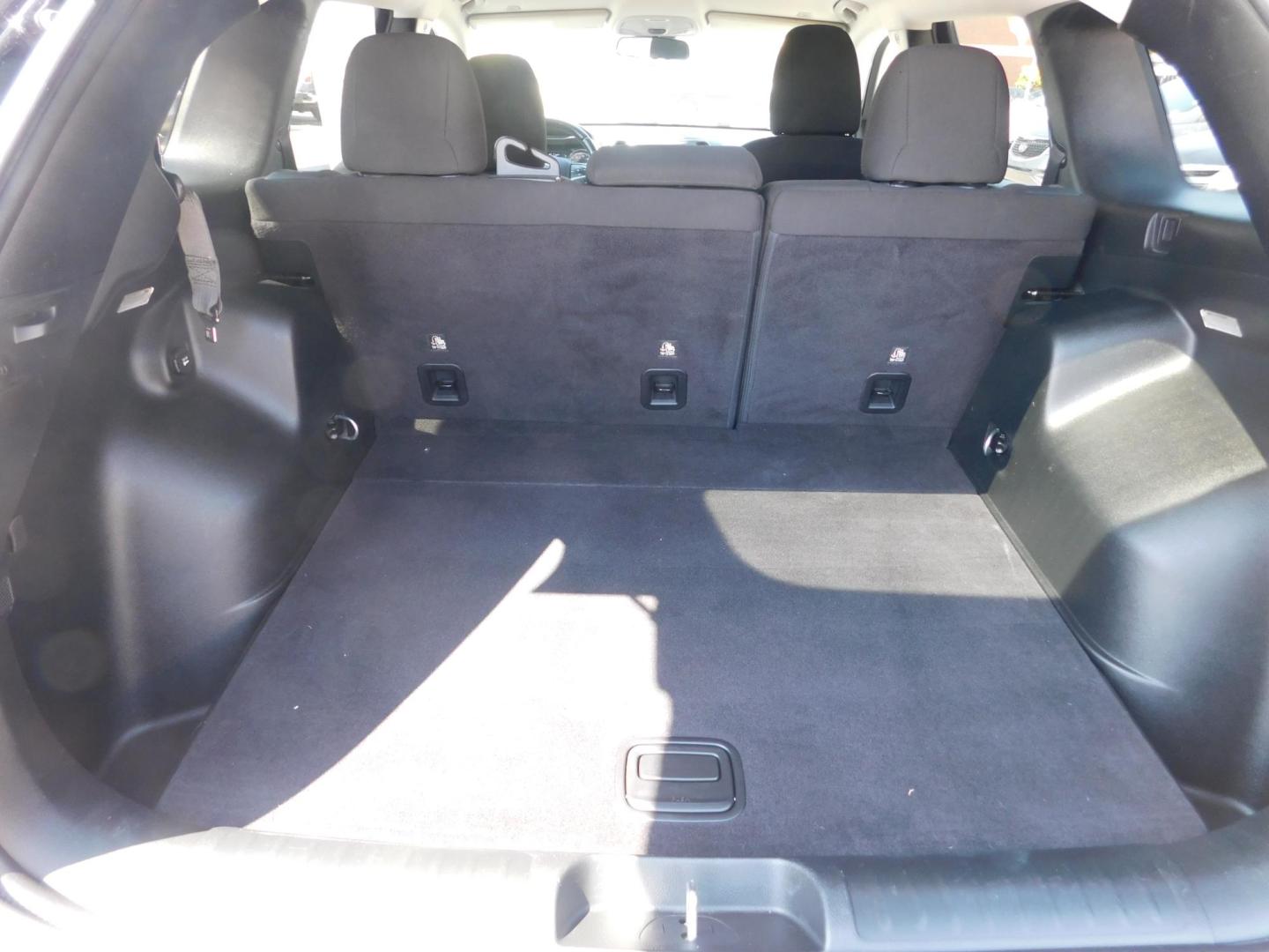 2019 BLACK Jeep Cherokee Latitude 4WD (1C4PJMCBXKD) with an 2.4L L4 DOHC 16V engine, 9A transmission, located at 2121 Burlington St, North Kansas City, MO, 64116, (816) 556-0707, 39.144707, -94.581978 - Photo#7