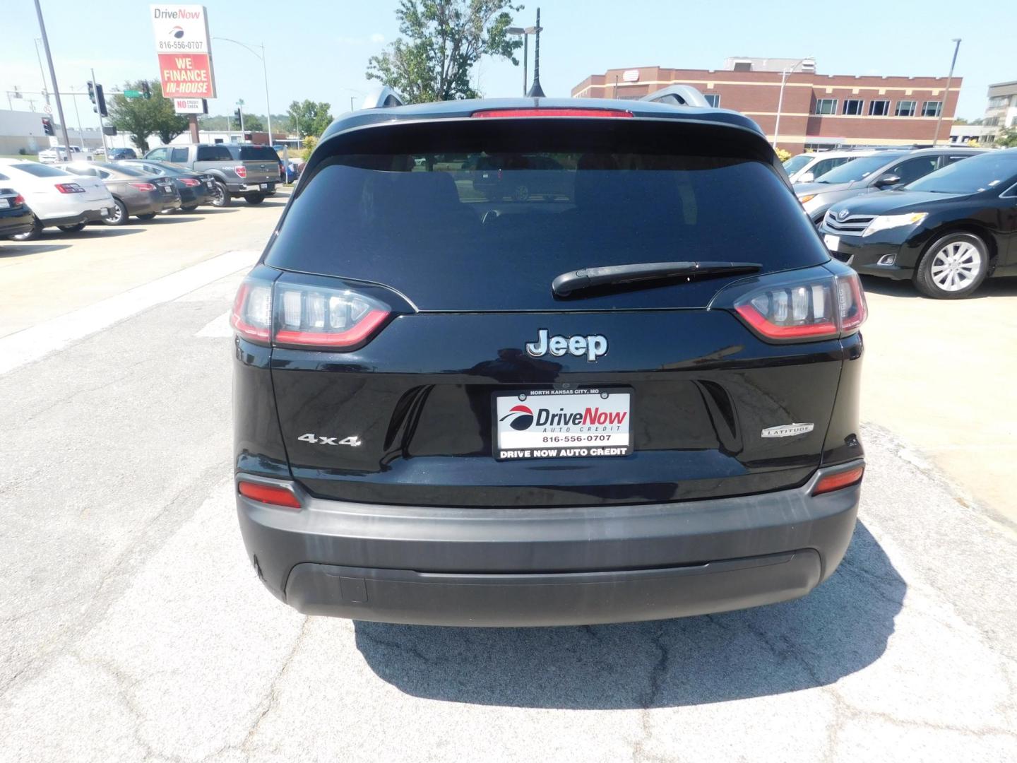 2019 BLACK Jeep Cherokee Latitude 4WD (1C4PJMCBXKD) with an 2.4L L4 DOHC 16V engine, 9A transmission, located at 2121 Burlington St, North Kansas City, MO, 64116, (816) 556-0707, 39.144707, -94.581978 - Photo#8