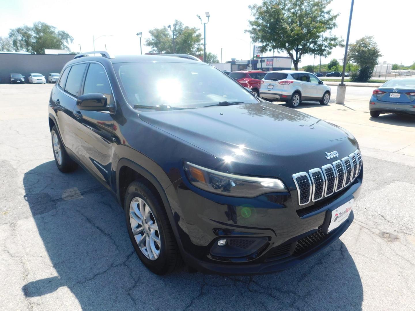 2019 BLACK Jeep Cherokee Latitude 4WD (1C4PJMCBXKD) with an 2.4L L4 DOHC 16V engine, 9A transmission, located at 2121 Burlington St, North Kansas City, MO, 64116, (816) 556-0707, 39.144707, -94.581978 - Photo#9