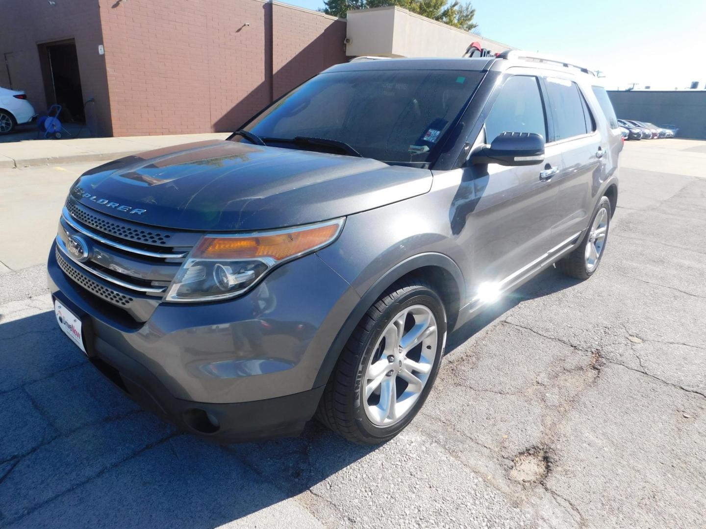 2014 GRAY Ford Explorer Limited 4WD (1FM5K8F88EG) with an 3.5L V6 DOHC 24V engine, 6-Speed Automatic transmission, located at 2121 Burlington St, North Kansas City, MO, 64116, (816) 556-0707, 39.144707, -94.581978 - Photo#0