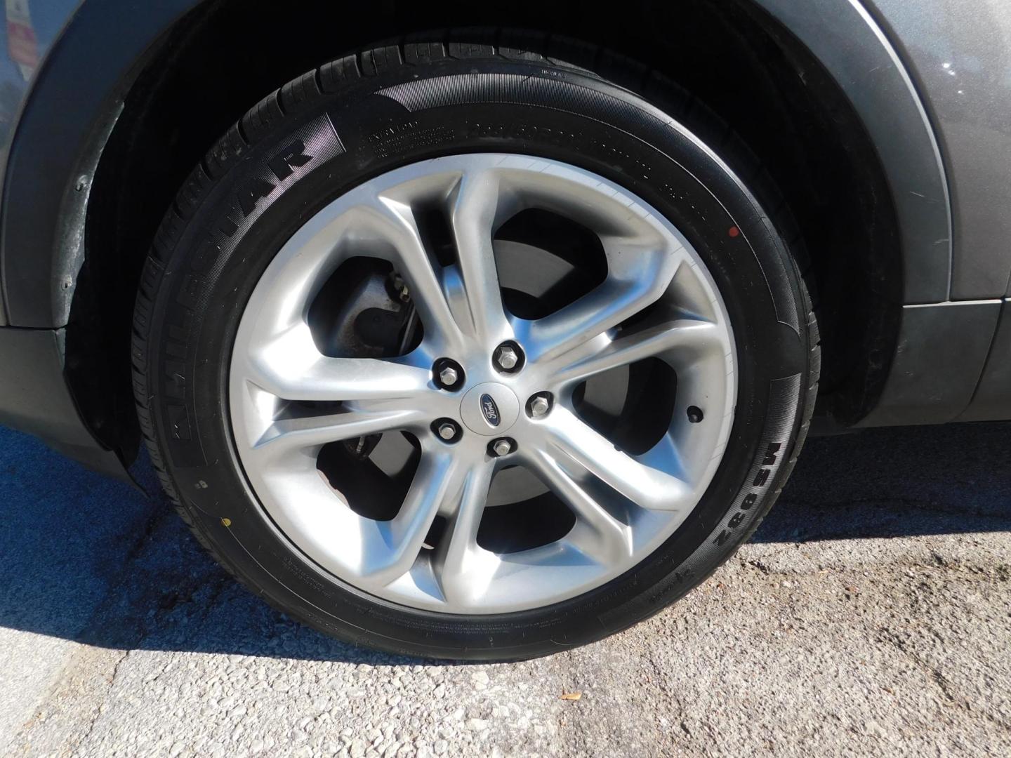 2014 GRAY Ford Explorer Limited 4WD (1FM5K8F88EG) with an 3.5L V6 DOHC 24V engine, 6-Speed Automatic transmission, located at 2121 Burlington St, North Kansas City, MO, 64116, (816) 556-0707, 39.144707, -94.581978 - Photo#1