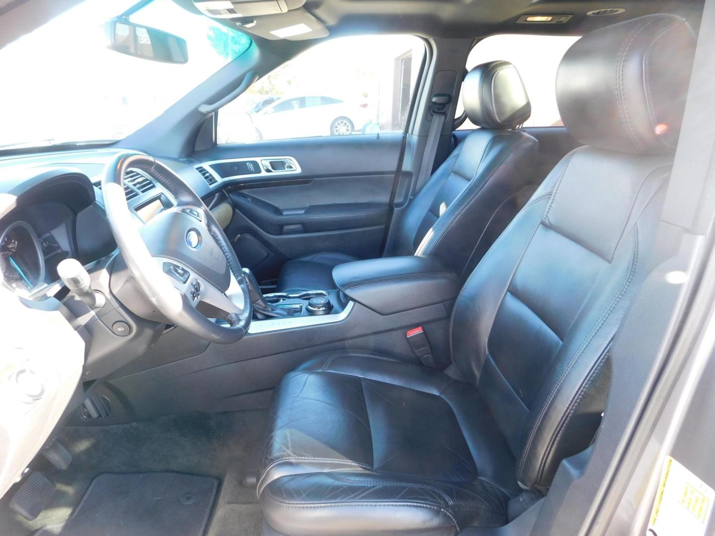 2014 GRAY Ford Explorer Limited 4WD (1FM5K8F88EG) with an 3.5L V6 DOHC 24V engine, 6-Speed Automatic transmission, located at 2121 Burlington St, North Kansas City, MO, 64116, (816) 556-0707, 39.144707, -94.581978 - Photo#2