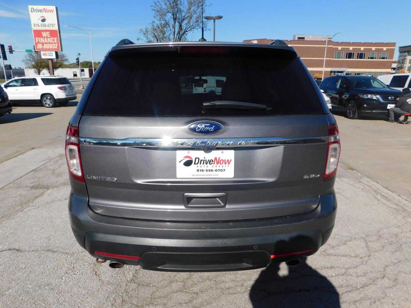 2014 GRAY Ford Explorer Limited 4WD (1FM5K8F88EG) with an 3.5L V6 DOHC 24V engine, 6-Speed Automatic transmission, located at 2121 Burlington St, North Kansas City, MO, 64116, (816) 556-0707, 39.144707, -94.581978 - Photo#10