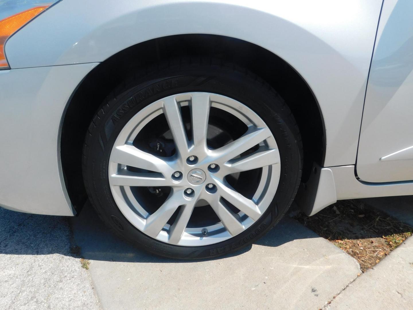2013 SILVER Nissan Altima 3.5 SV (1N4BL3AP5DN) with an 3.5L V6 DOHC 24V engine, Continuously Variable Transmission transmission, located at 2121 Burlington St, North Kansas City, MO, 64116, (816) 556-0707, 39.144707, -94.581978 - Photo#1
