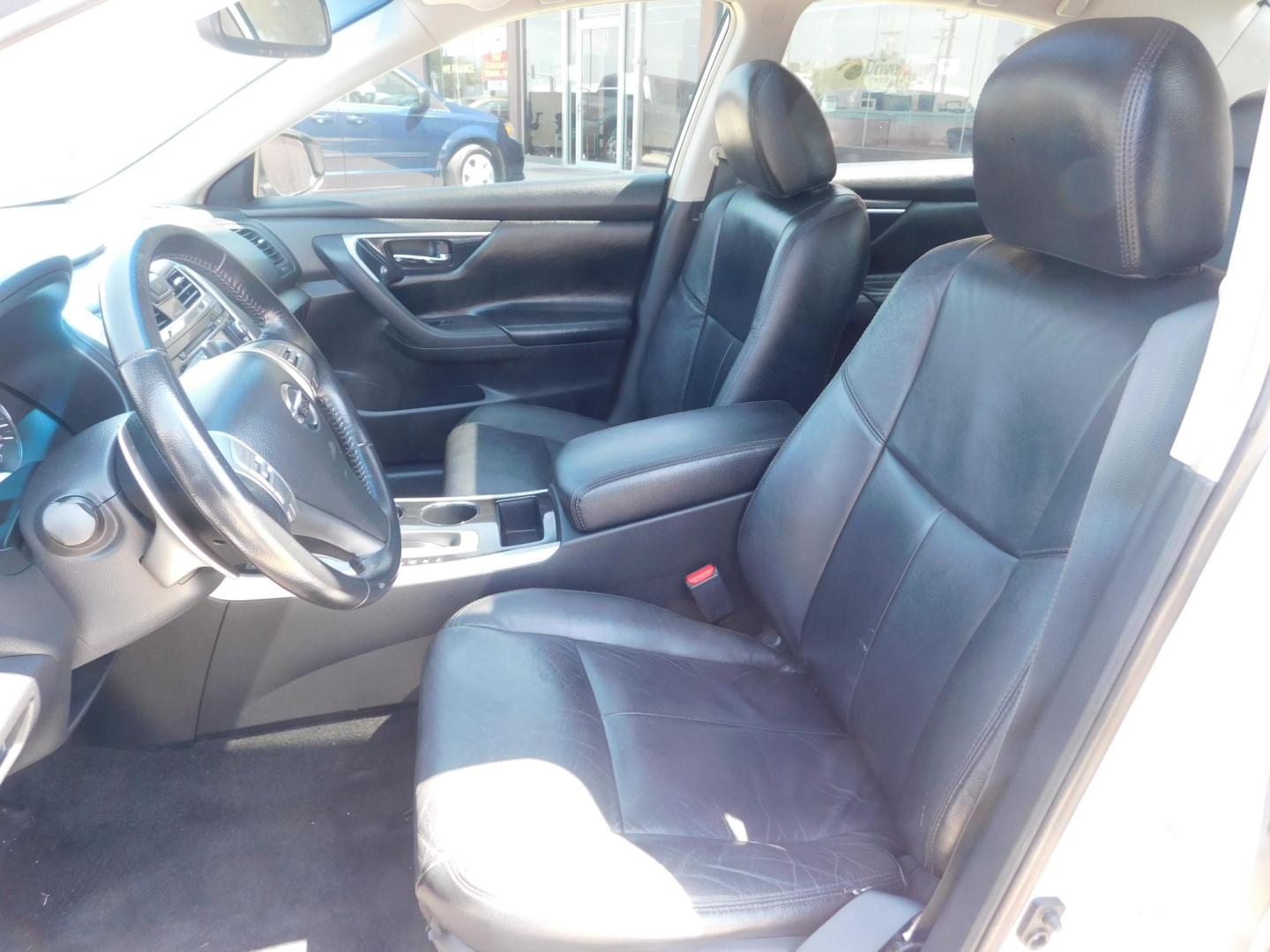 2013 SILVER Nissan Altima 3.5 SV (1N4BL3AP5DN) with an 3.5L V6 DOHC 24V engine, Continuously Variable Transmission transmission, located at 2121 Burlington St, North Kansas City, MO, 64116, (816) 556-0707, 39.144707, -94.581978 - Photo#2