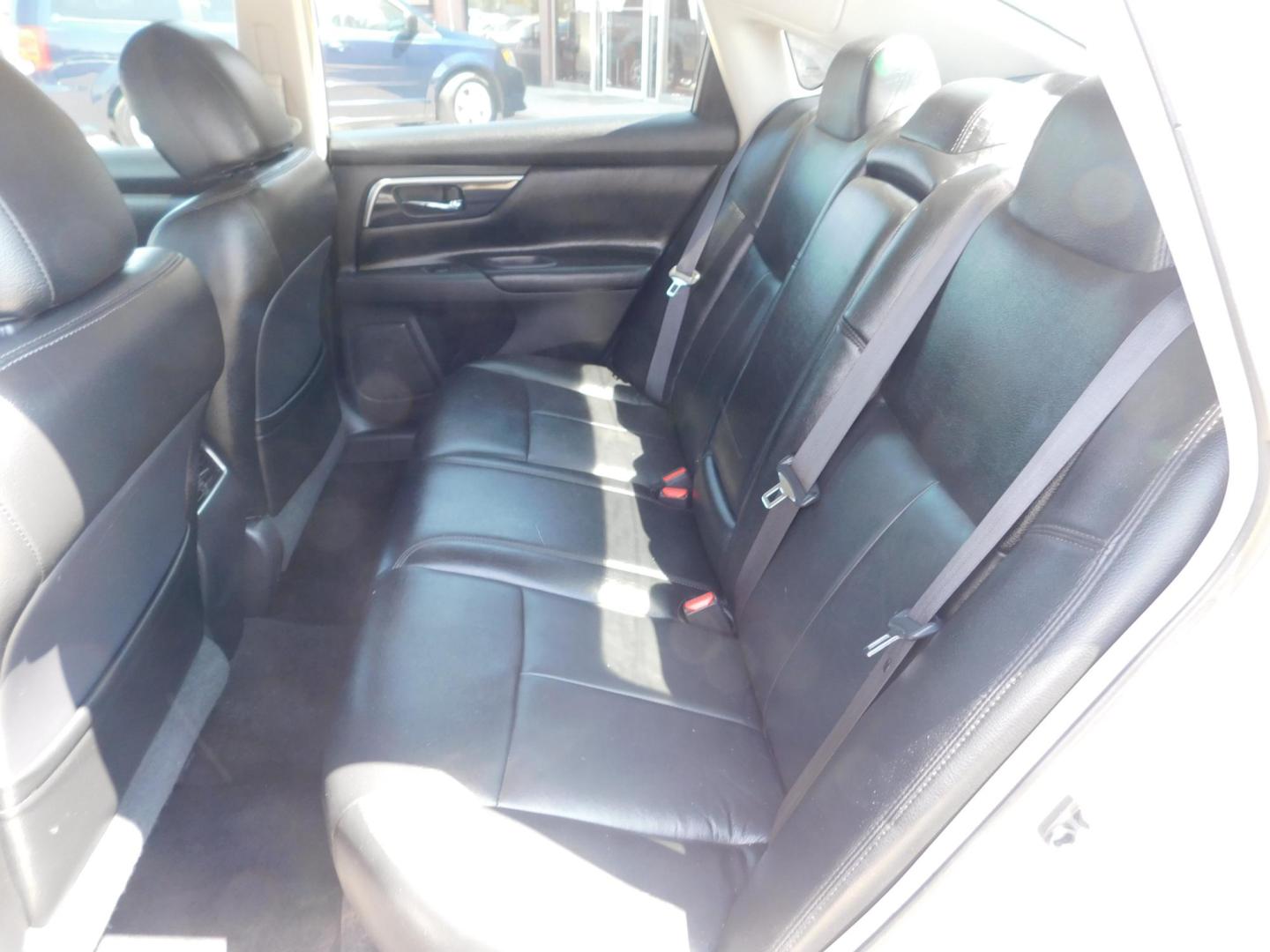 2013 SILVER Nissan Altima 3.5 SV (1N4BL3AP5DN) with an 3.5L V6 DOHC 24V engine, Continuously Variable Transmission transmission, located at 2121 Burlington St, North Kansas City, MO, 64116, (816) 556-0707, 39.144707, -94.581978 - Photo#8