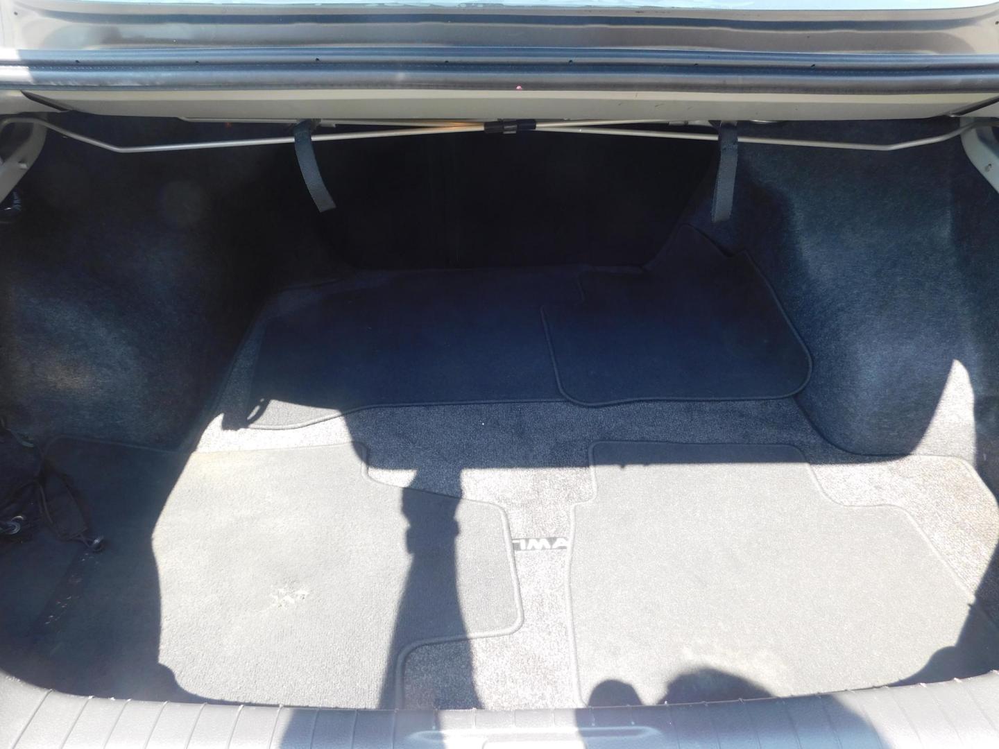 2013 SILVER Nissan Altima 3.5 SV (1N4BL3AP5DN) with an 3.5L V6 DOHC 24V engine, Continuously Variable Transmission transmission, located at 2121 Burlington St, North Kansas City, MO, 64116, (816) 556-0707, 39.144707, -94.581978 - Photo#9