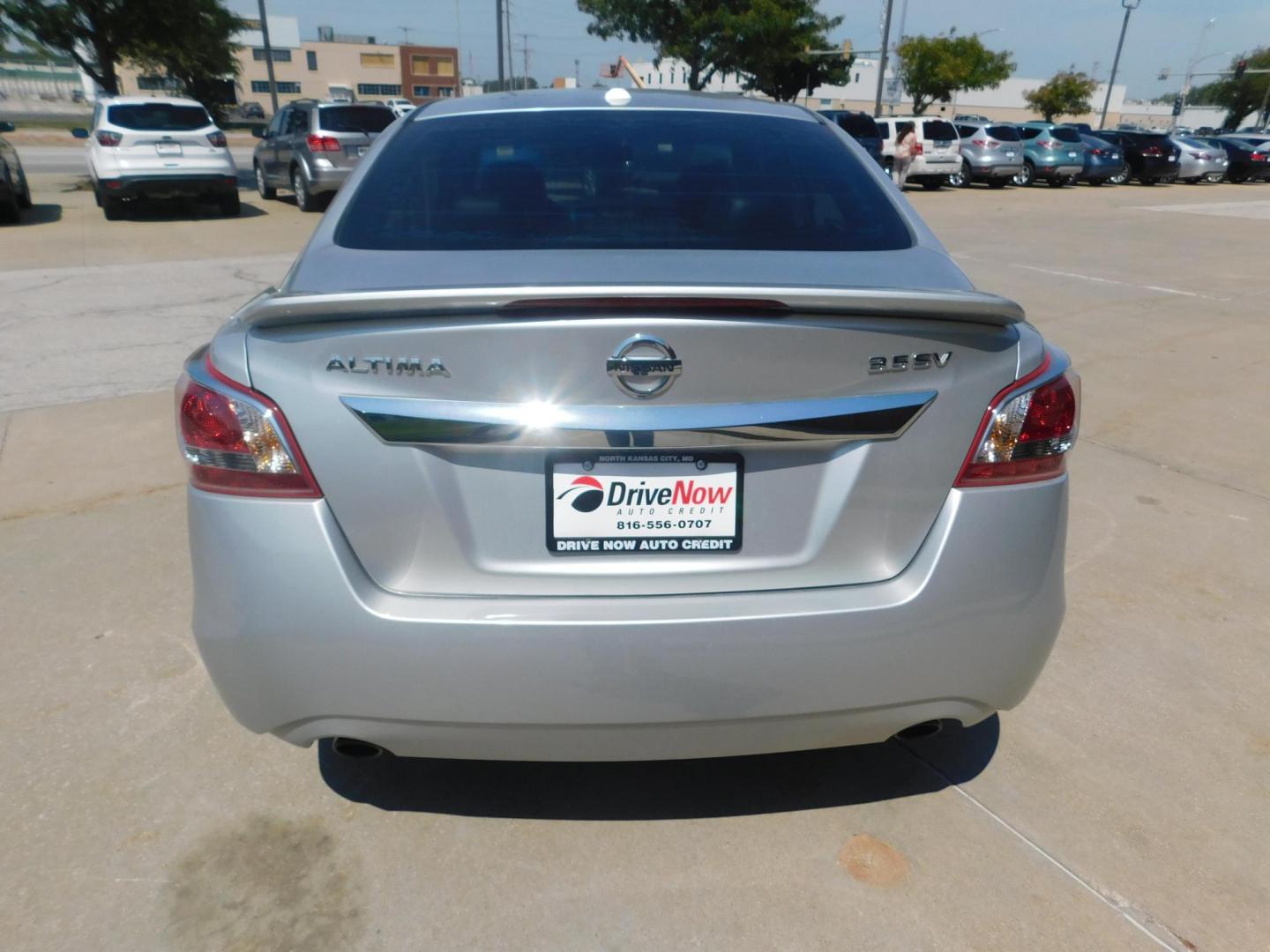 2013 SILVER Nissan Altima 3.5 SV (1N4BL3AP5DN) with an 3.5L V6 DOHC 24V engine, Continuously Variable Transmission transmission, located at 2121 Burlington St, North Kansas City, MO, 64116, (816) 556-0707, 39.144707, -94.581978 - Photo#10