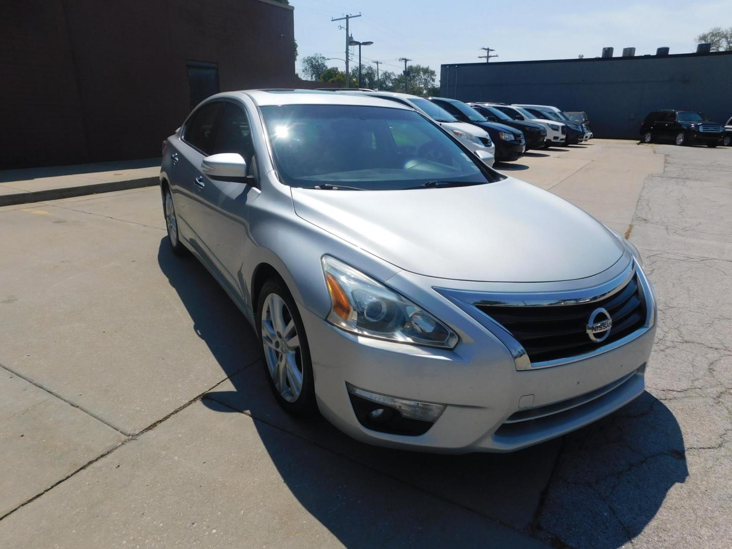 2013 SILVER Nissan Altima 3.5 SV (1N4BL3AP5DN) with an 3.5L V6 DOHC 24V engine, Continuously Variable Transmission transmission, located at 2121 Burlington St, North Kansas City, MO, 64116, (816) 556-0707, 39.144707, -94.581978 - Photo#11