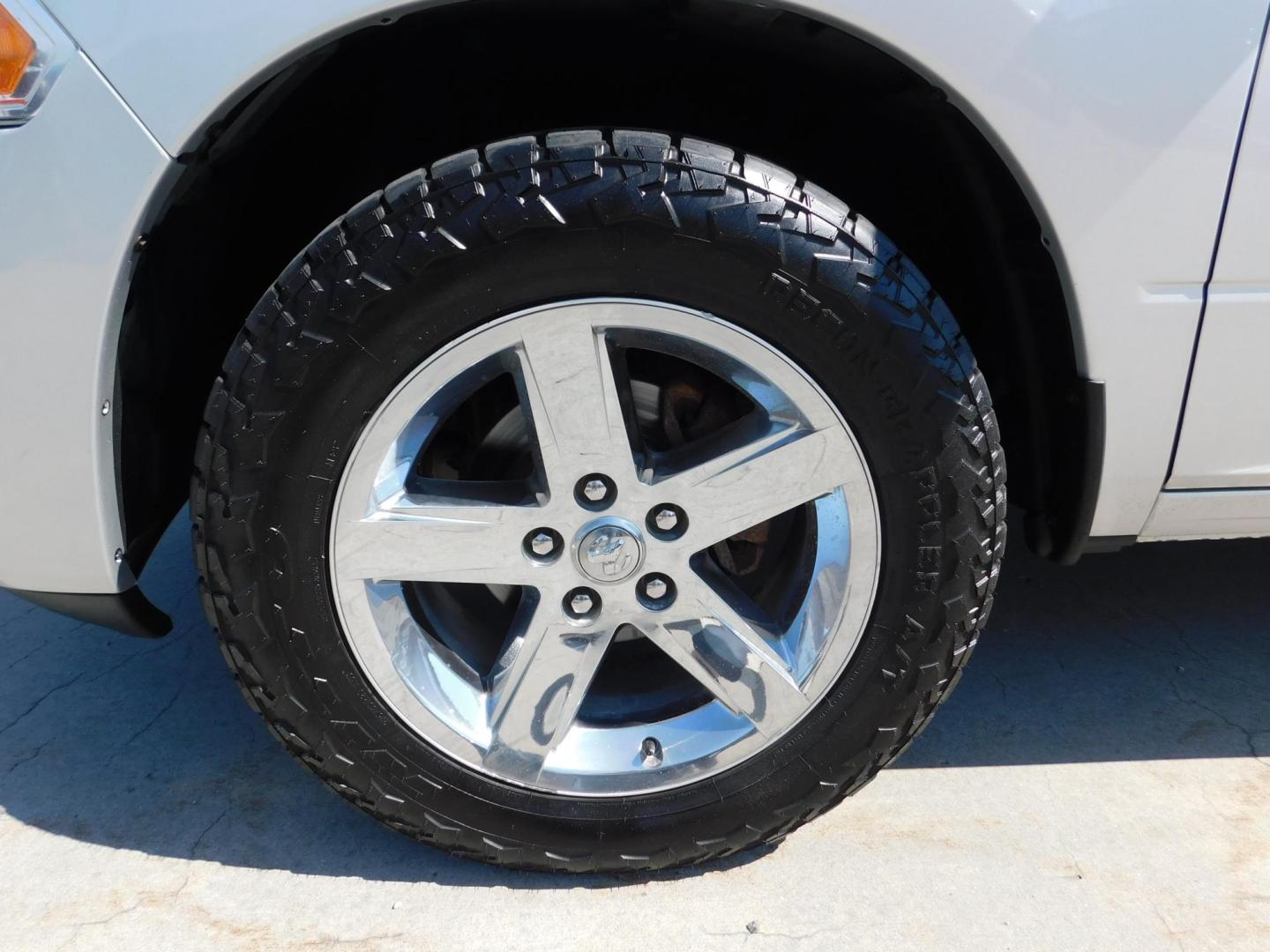 2012 SILVER Dodge Ram 1500 ST Quad Cab 4WD (1C6RD7FTXCS) with an 5.7L V8 OHV 16V engine, 6-Speed Automatic transmission, located at 2121 Burlington St, North Kansas City, MO, 64116, (816) 556-0707, 39.144707, -94.581978 - Photo#1