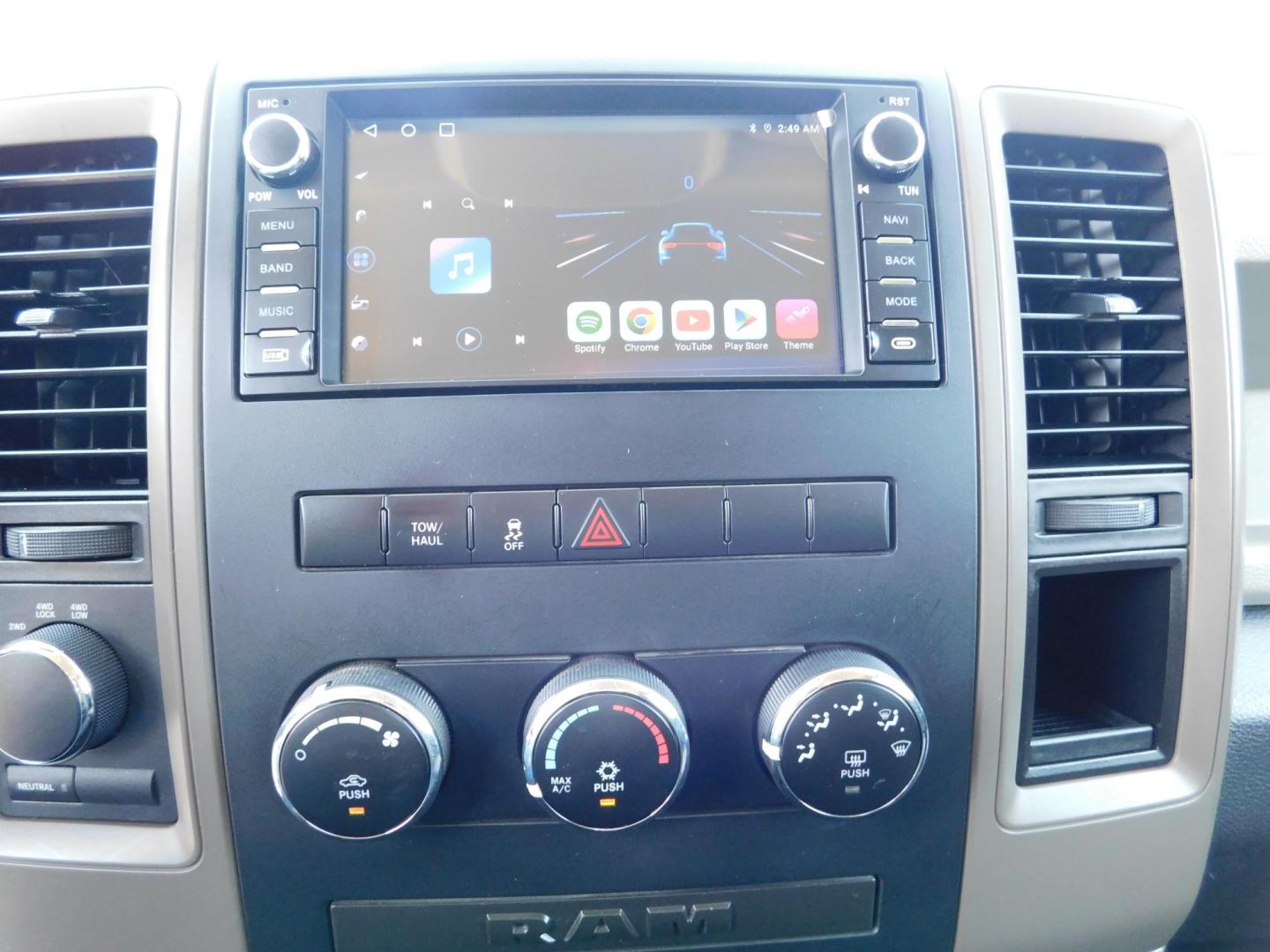 2012 SILVER Dodge Ram 1500 ST Quad Cab 4WD (1C6RD7FTXCS) with an 5.7L V8 OHV 16V engine, 6-Speed Automatic transmission, located at 2121 Burlington St, North Kansas City, MO, 64116, (816) 556-0707, 39.144707, -94.581978 - Photo#3