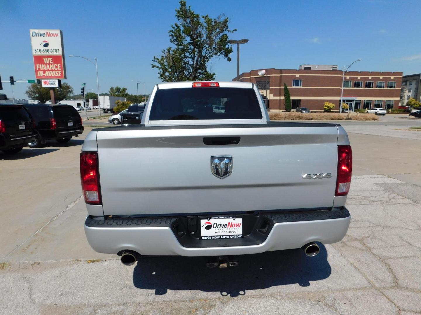2012 SILVER Dodge Ram 1500 ST Quad Cab 4WD (1C6RD7FTXCS) with an 5.7L V8 OHV 16V engine, 6-Speed Automatic transmission, located at 2121 Burlington St, North Kansas City, MO, 64116, (816) 556-0707, 39.144707, -94.581978 - Photo#6