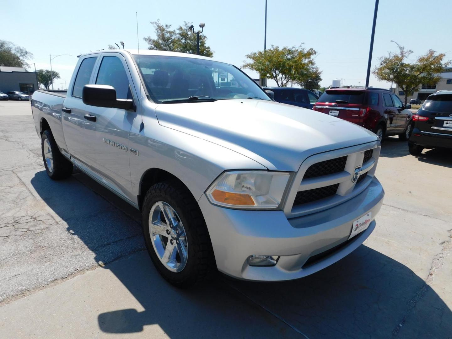 2012 SILVER Dodge Ram 1500 ST Quad Cab 4WD (1C6RD7FTXCS) with an 5.7L V8 OHV 16V engine, 6-Speed Automatic transmission, located at 2121 Burlington St, North Kansas City, MO, 64116, (816) 556-0707, 39.144707, -94.581978 - Photo#7