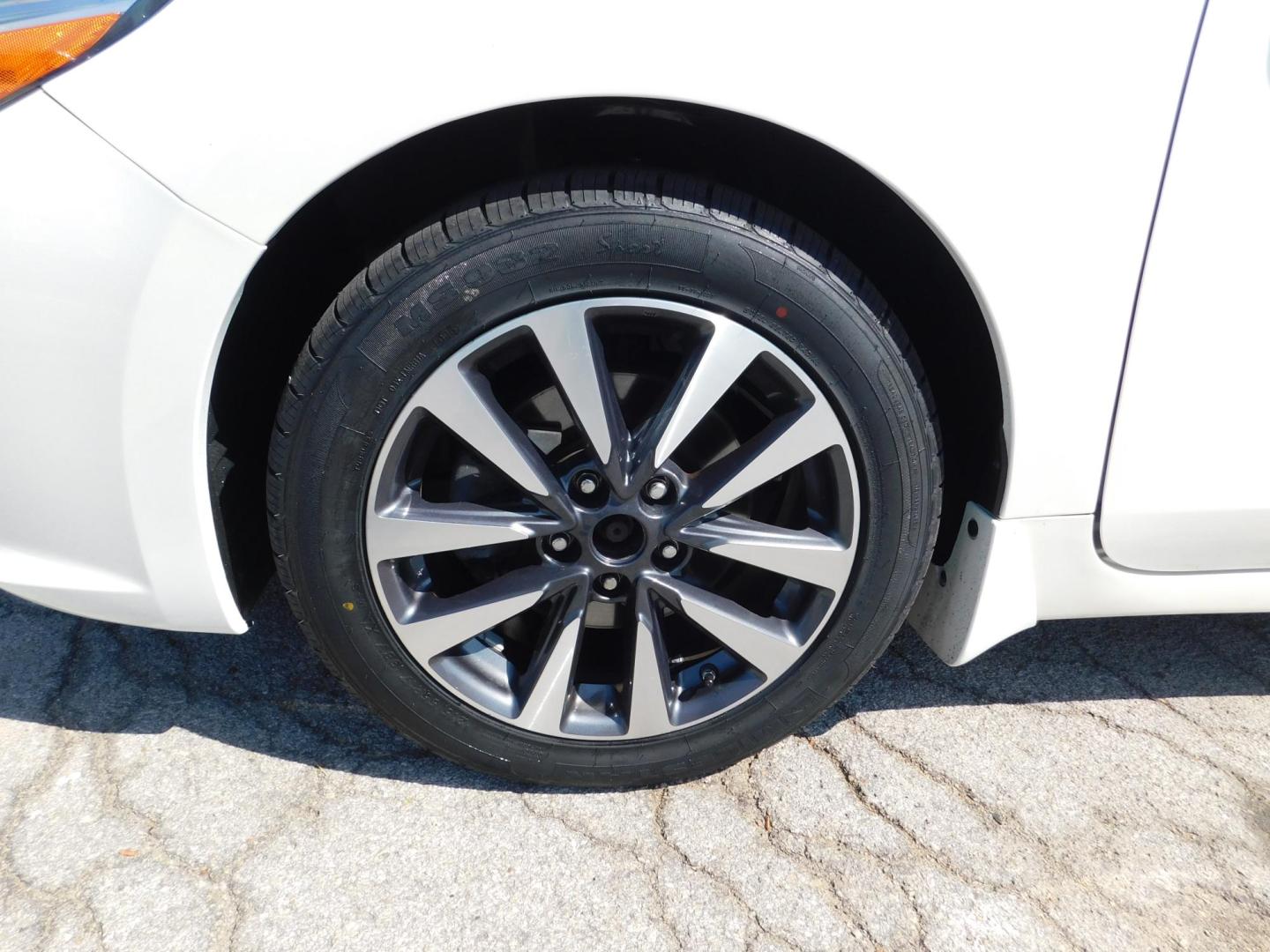 2016 WHITE Nissan Altima 2.5 SL (1N4AL3AP0GC) with an 2.5L L4 DOHC 16V engine, CVT transmission, located at 2121 Burlington St, North Kansas City, MO, 64116, (816) 556-0707, 39.144707, -94.581978 - Photo#1