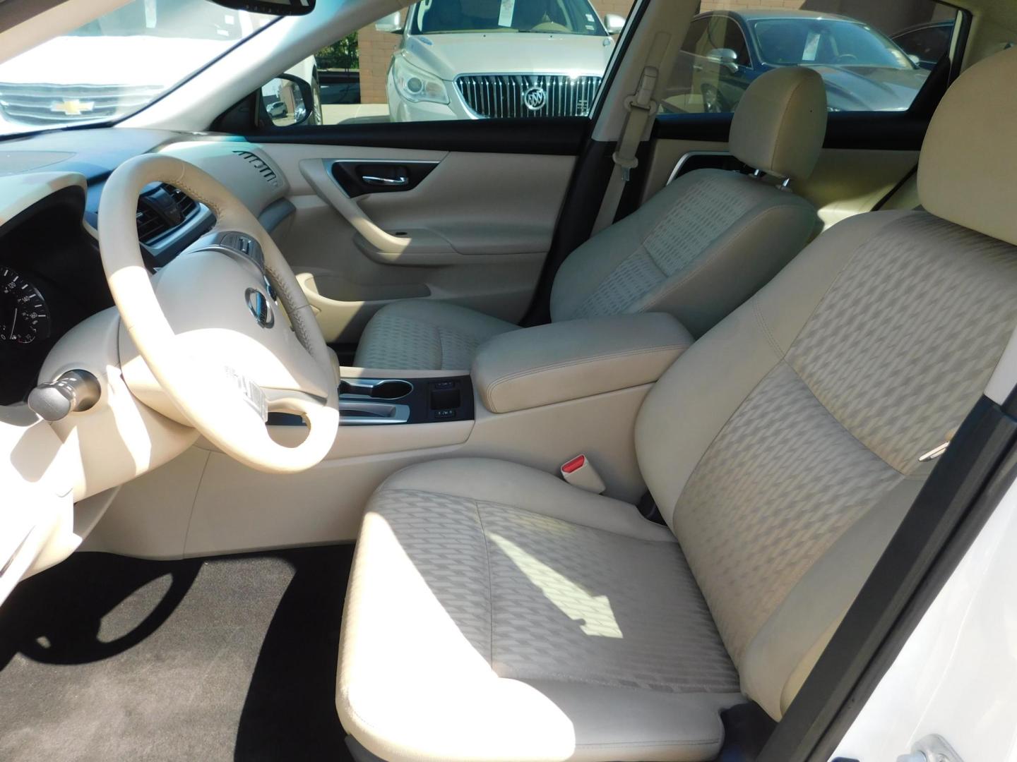 2016 WHITE Nissan Altima 2.5 SL (1N4AL3AP0GC) with an 2.5L L4 DOHC 16V engine, CVT transmission, located at 2121 Burlington St, North Kansas City, MO, 64116, (816) 556-0707, 39.144707, -94.581978 - Photo#2