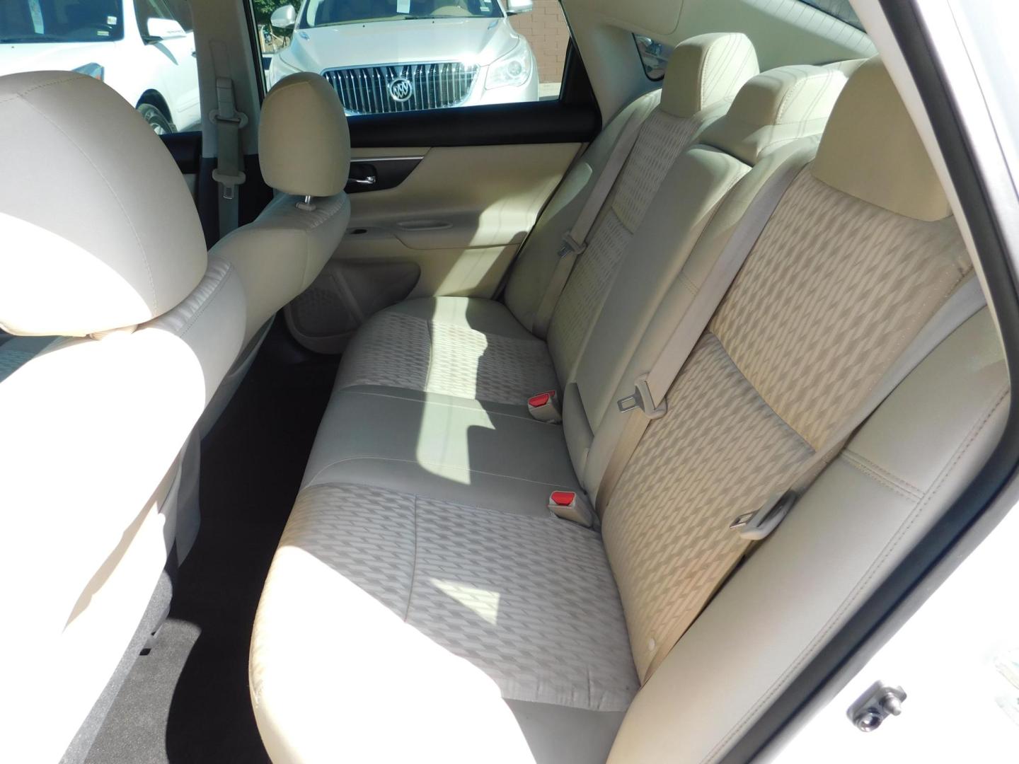 2016 WHITE Nissan Altima 2.5 SL (1N4AL3AP0GC) with an 2.5L L4 DOHC 16V engine, CVT transmission, located at 2121 Burlington St, North Kansas City, MO, 64116, (816) 556-0707, 39.144707, -94.581978 - Photo#8