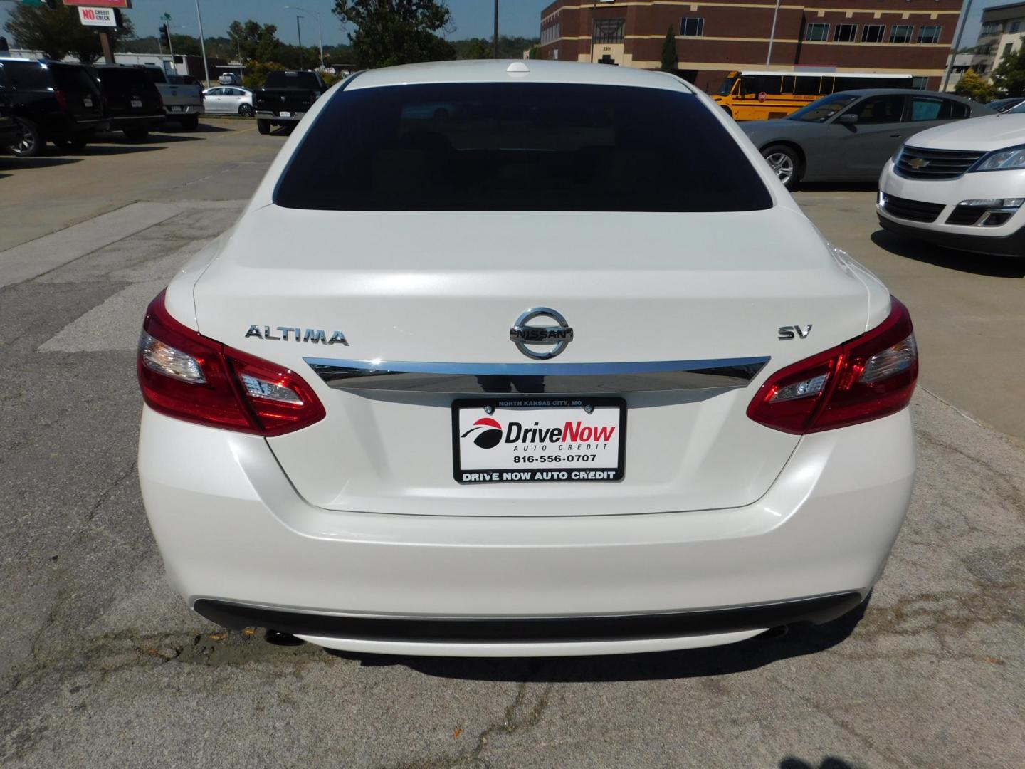 2016 WHITE Nissan Altima 2.5 SL (1N4AL3AP0GC) with an 2.5L L4 DOHC 16V engine, CVT transmission, located at 2121 Burlington St, North Kansas City, MO, 64116, (816) 556-0707, 39.144707, -94.581978 - Photo#10
