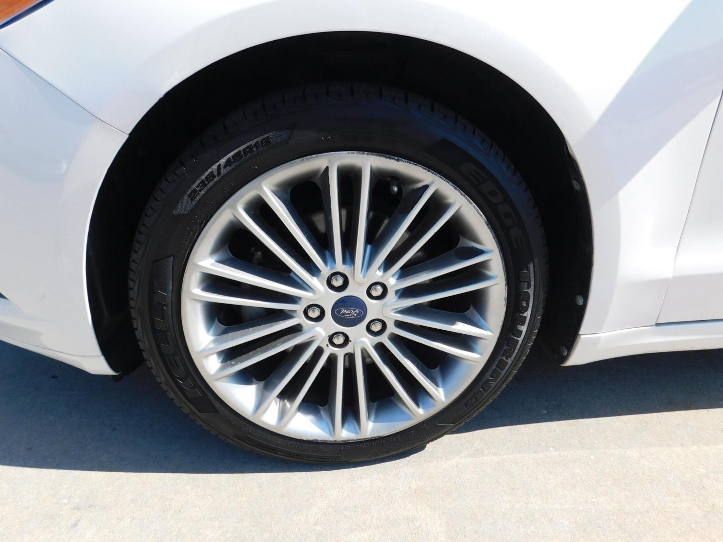 2013 WHITE Ford Fusion SE (3FA6P0HR8DR) with an 1.6L L4 DOHC 16V engine, located at 2121 Burlington St, North Kansas City, MO, 64116, (816) 556-0707, 39.144707, -94.581978 - Photo#1