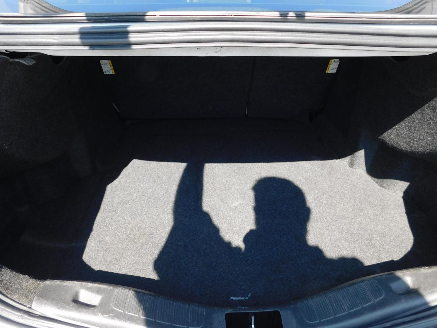 2013 WHITE Ford Fusion SE (3FA6P0HR8DR) with an 1.6L L4 DOHC 16V engine, located at 2121 Burlington St, North Kansas City, MO, 64116, (816) 556-0707, 39.144707, -94.581978 - Photo#9