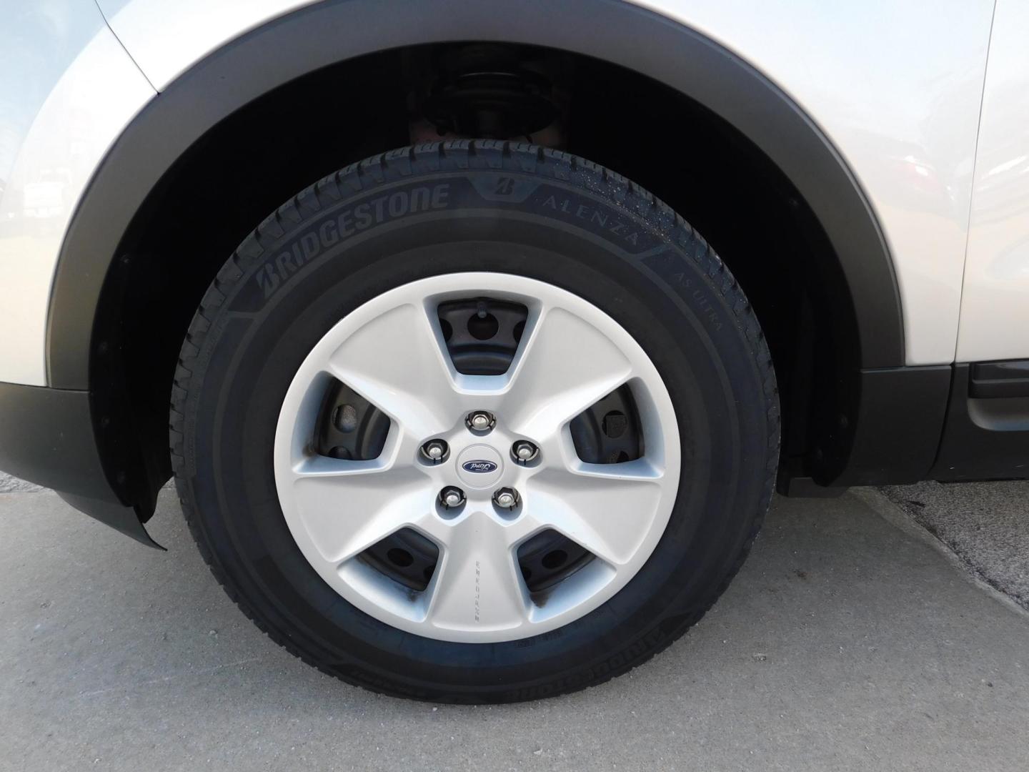 2013 SILVER Ford Explorer Base 4WD (1FM5K8B87DG) with an 3.5L V6 DOHC 24V engine, 6-Speed Automatic transmission, located at 2121 Burlington St, North Kansas City, MO, 64116, (816) 556-0707, 39.144707, -94.581978 - Photo#1