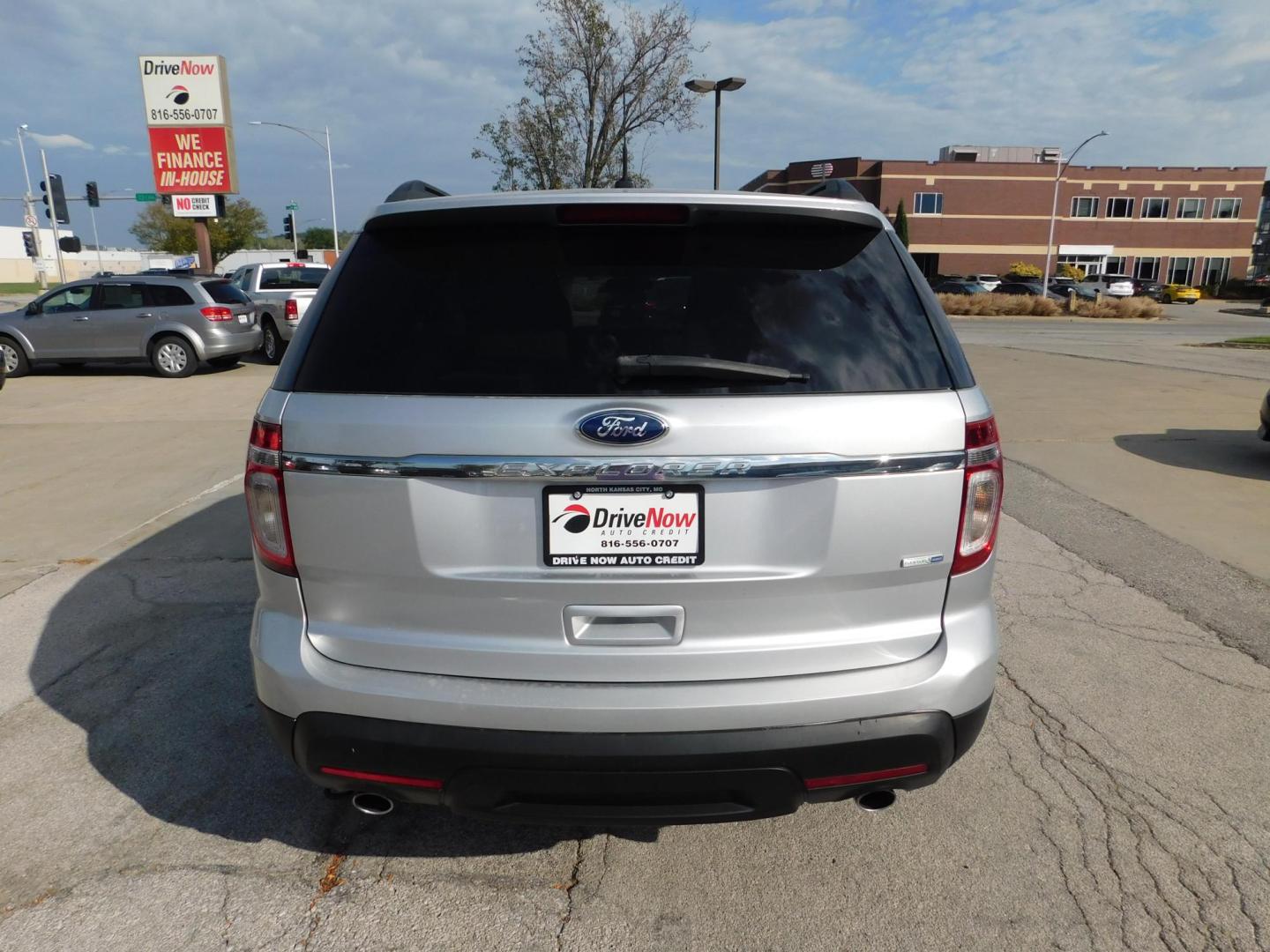 2013 SILVER Ford Explorer Base 4WD (1FM5K8B87DG) with an 3.5L V6 DOHC 24V engine, 6-Speed Automatic transmission, located at 2121 Burlington St, North Kansas City, MO, 64116, (816) 556-0707, 39.144707, -94.581978 - Photo#8