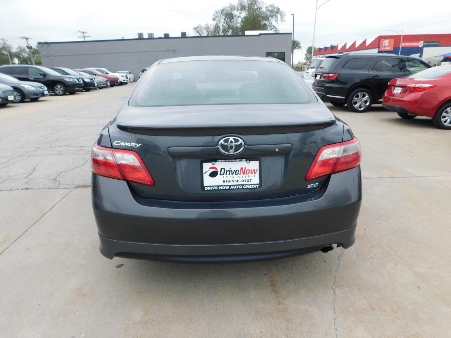 2007 GRAY Toyota Camry CE 5-Spd AT (4T1BE46K57U) with an 2.4L L4 DOHC 16V engine, 5-Speed Automatic Overdrive transmission, located at 2121 Burlington St, North Kansas City, MO, 64116, (816) 556-0707, 39.144707, -94.581978 - Photo#8