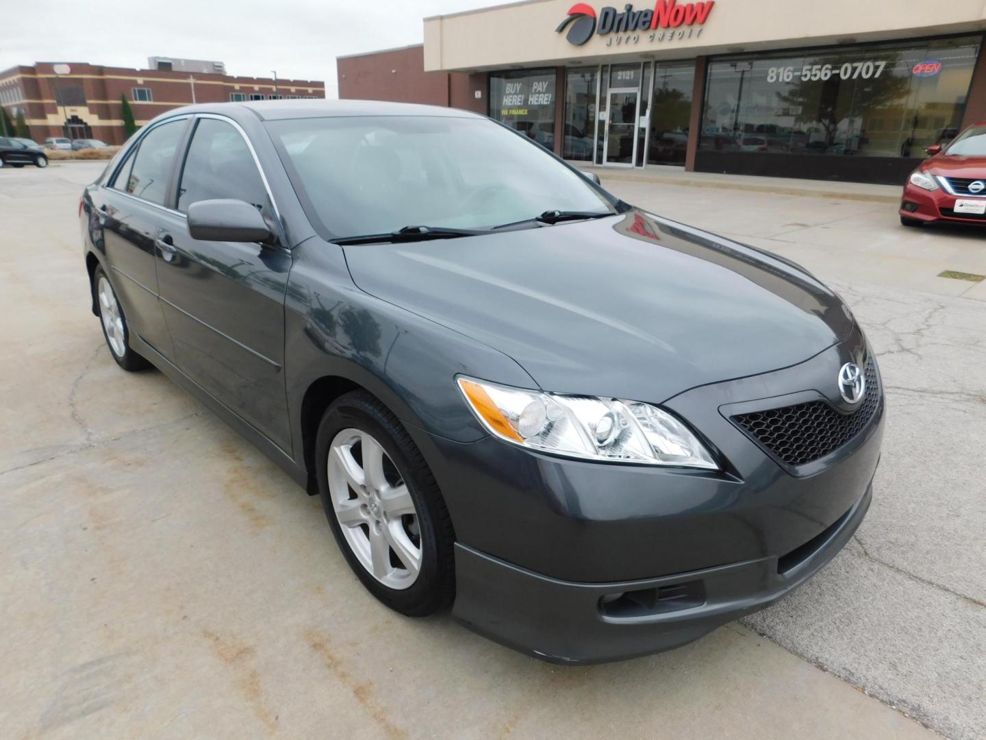 2007 GRAY Toyota Camry CE 5-Spd AT (4T1BE46K57U) with an 2.4L L4 DOHC 16V engine, 5-Speed Automatic Overdrive transmission, located at 2121 Burlington St, North Kansas City, MO, 64116, (816) 556-0707, 39.144707, -94.581978 - Photo#9