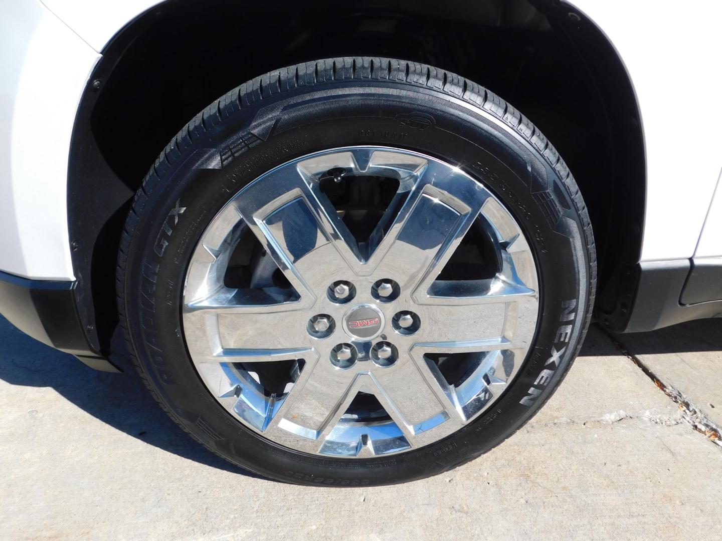2017 WHITE GMC Acadia SLT-2 AWD (1GKKVSKD3HJ) with an 3.6L V6 DOHC 24V engine, 6A transmission, located at 2121 Burlington St, North Kansas City, MO, 64116, (816) 556-0707, 39.144707, -94.581978 - Photo#1