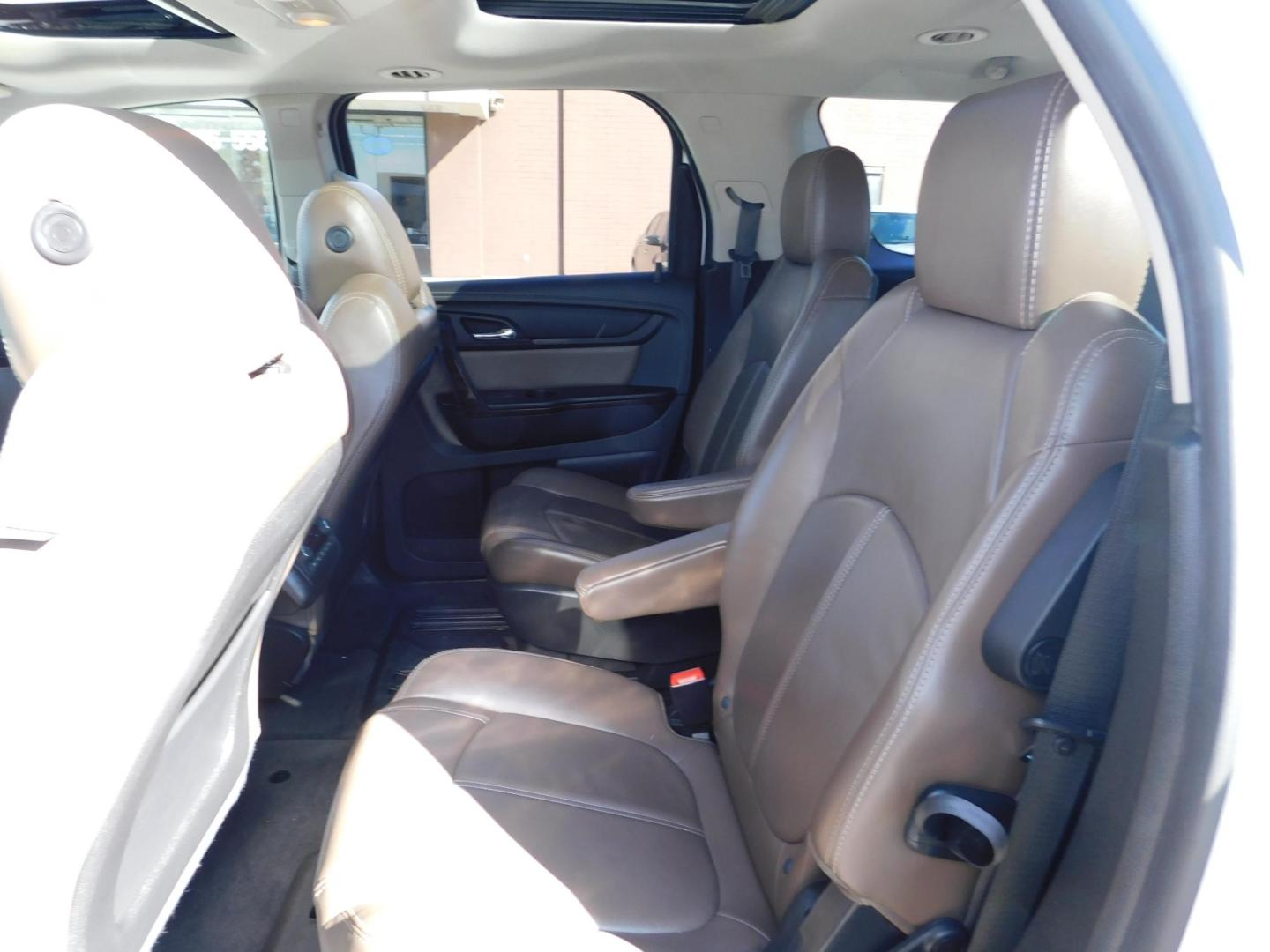 2017 WHITE GMC Acadia SLT-2 AWD (1GKKVSKD3HJ) with an 3.6L V6 DOHC 24V engine, 6A transmission, located at 2121 Burlington St, North Kansas City, MO, 64116, (816) 556-0707, 39.144707, -94.581978 - Photo#8