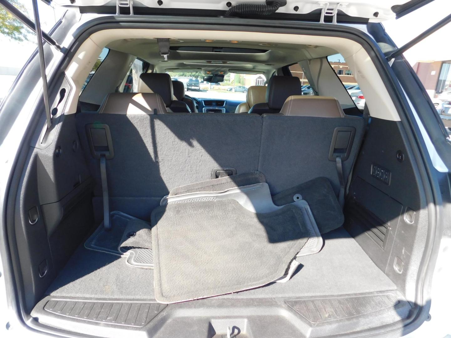 2017 WHITE GMC Acadia SLT-2 AWD (1GKKVSKD3HJ) with an 3.6L V6 DOHC 24V engine, 6A transmission, located at 2121 Burlington St, North Kansas City, MO, 64116, (816) 556-0707, 39.144707, -94.581978 - Photo#11