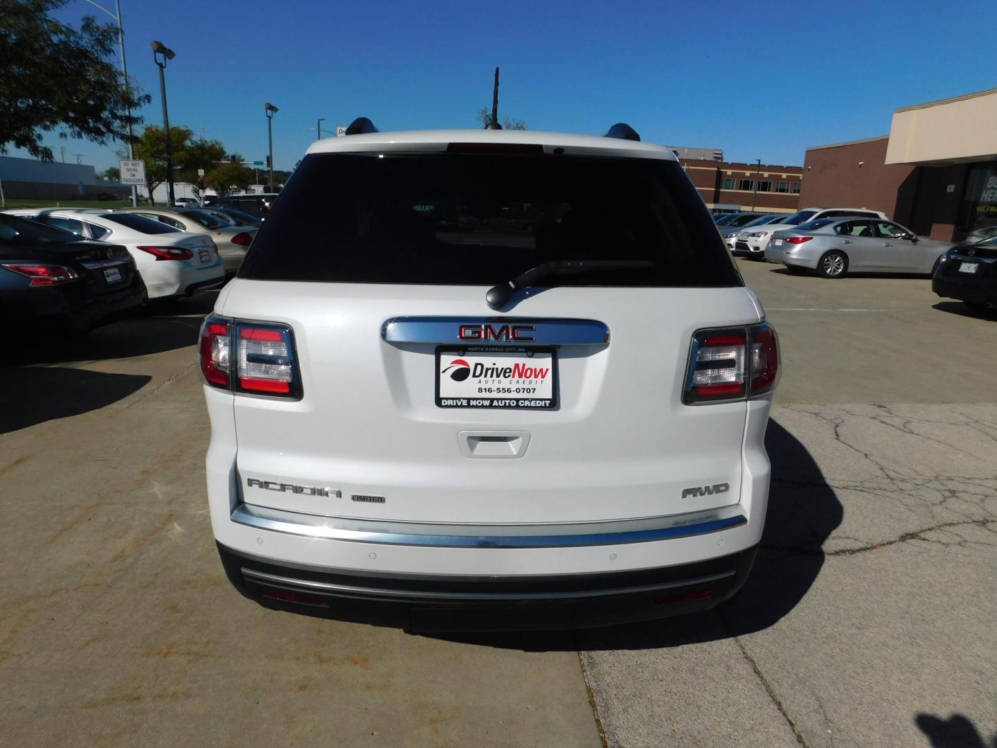 2017 WHITE GMC Acadia SLT-2 AWD (1GKKVSKD3HJ) with an 3.6L V6 DOHC 24V engine, 6A transmission, located at 2121 Burlington St, North Kansas City, MO, 64116, (816) 556-0707, 39.144707, -94.581978 - Photo#12