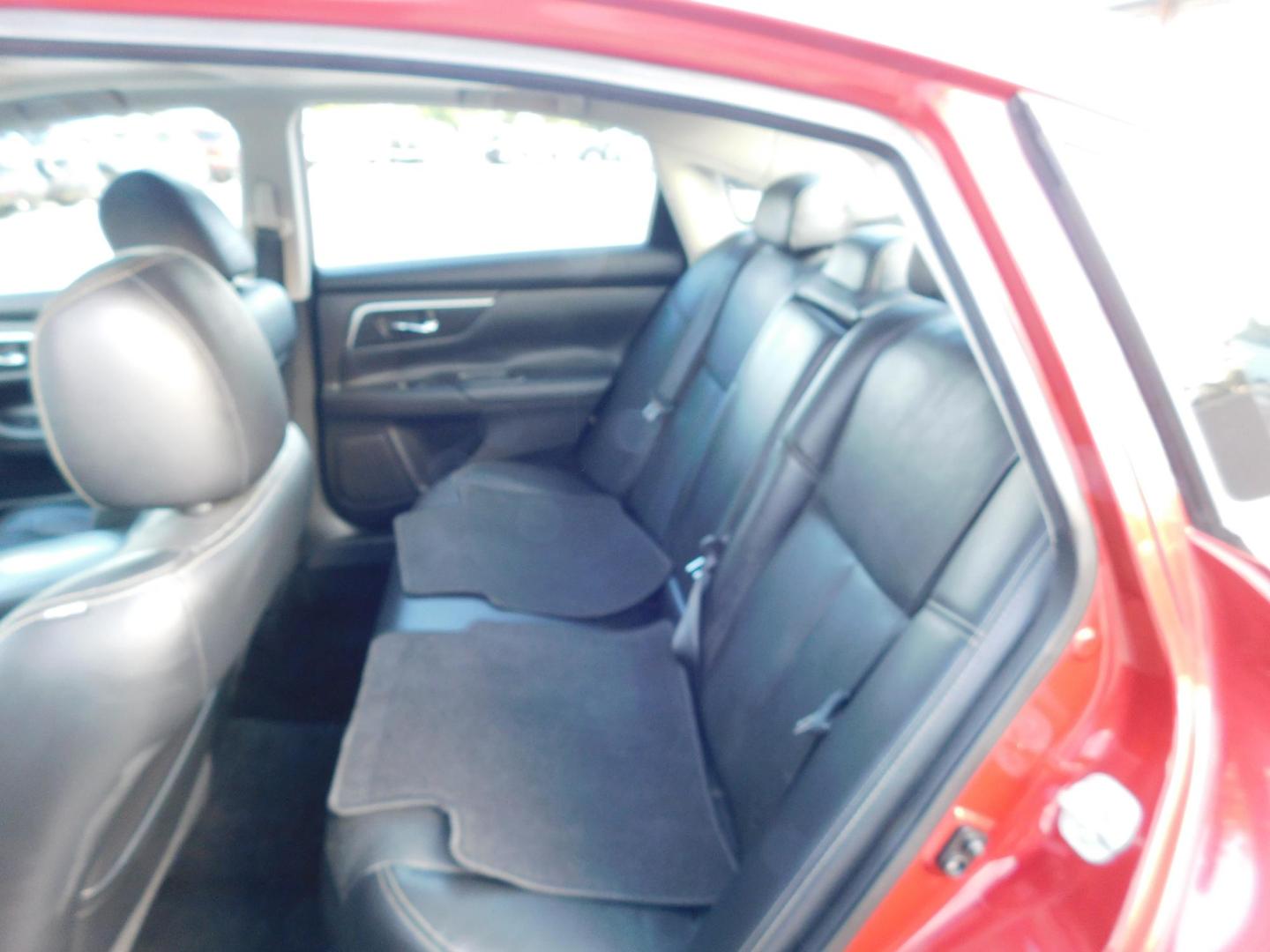 2016 RED Nissan Altima 2.5 SL (1N4AL3AP4GC) with an 2.5L L4 DOHC 16V engine, CVT transmission, located at 2121 Burlington St, North Kansas City, MO, 64116, (816) 556-0707, 39.144707, -94.581978 - Photo#7