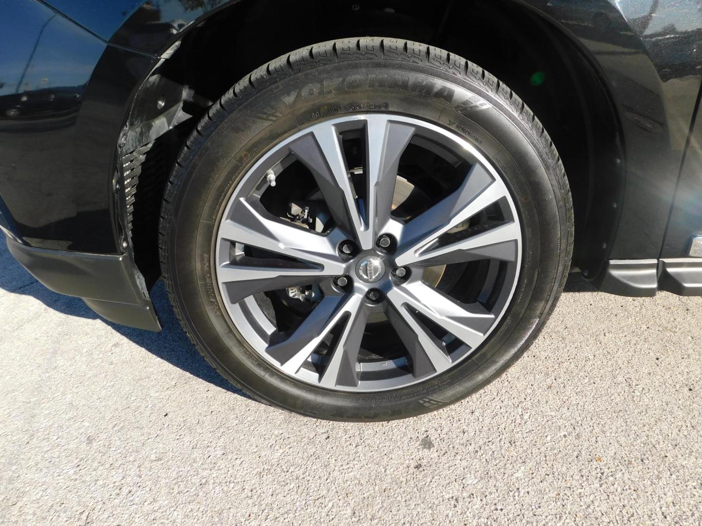 2017 BLACK Nissan Pathfinder Platinum 4WD (5N1DR2MM3HC) with an 3.5L V6 DOHC 24V engine, CVT transmission, located at 2121 Burlington St, North Kansas City, MO, 64116, (816) 556-0707, 39.144707, -94.581978 - Photo#1