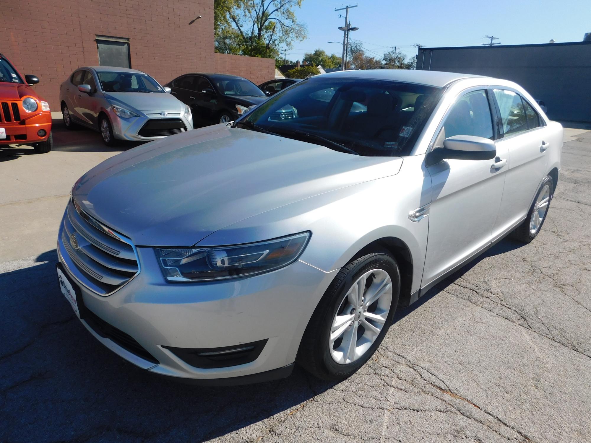 photo of 2016 Ford Taurus SEL FWD