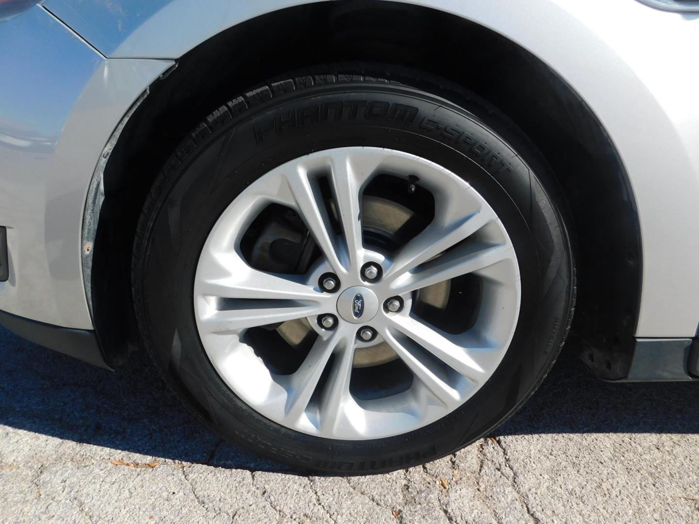 2016 SILVER Ford Taurus SEL FWD (1FAHP2E89GG) with an 3.5L V6 DOHC 24V engine, 6A transmission, located at 2121 Burlington St, North Kansas City, MO, 64116, (816) 556-0707, 39.144707, -94.581978 - Photo#1