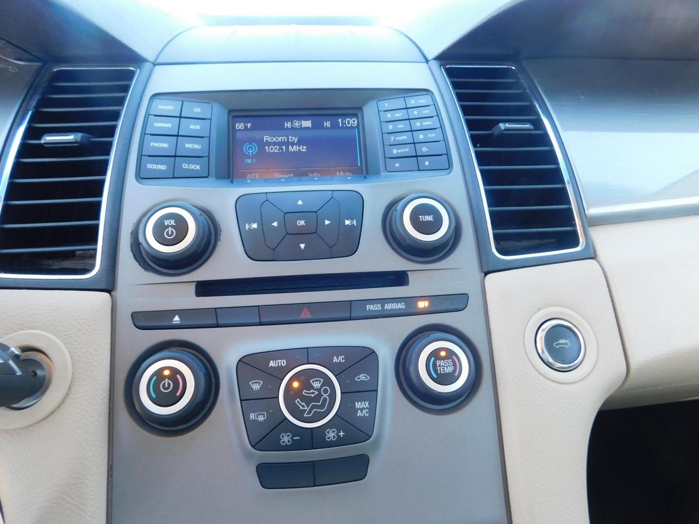 2016 SILVER Ford Taurus SEL FWD (1FAHP2E89GG) with an 3.5L V6 DOHC 24V engine, 6A transmission, located at 2121 Burlington St, North Kansas City, MO, 64116, (816) 556-0707, 39.144707, -94.581978 - Photo#3