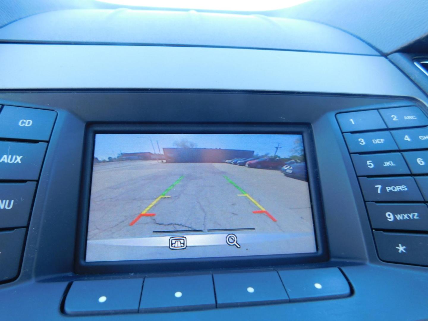 2016 SILVER Ford Taurus SEL FWD (1FAHP2E89GG) with an 3.5L V6 DOHC 24V engine, 6A transmission, located at 2121 Burlington St, North Kansas City, MO, 64116, (816) 556-0707, 39.144707, -94.581978 - Photo#4