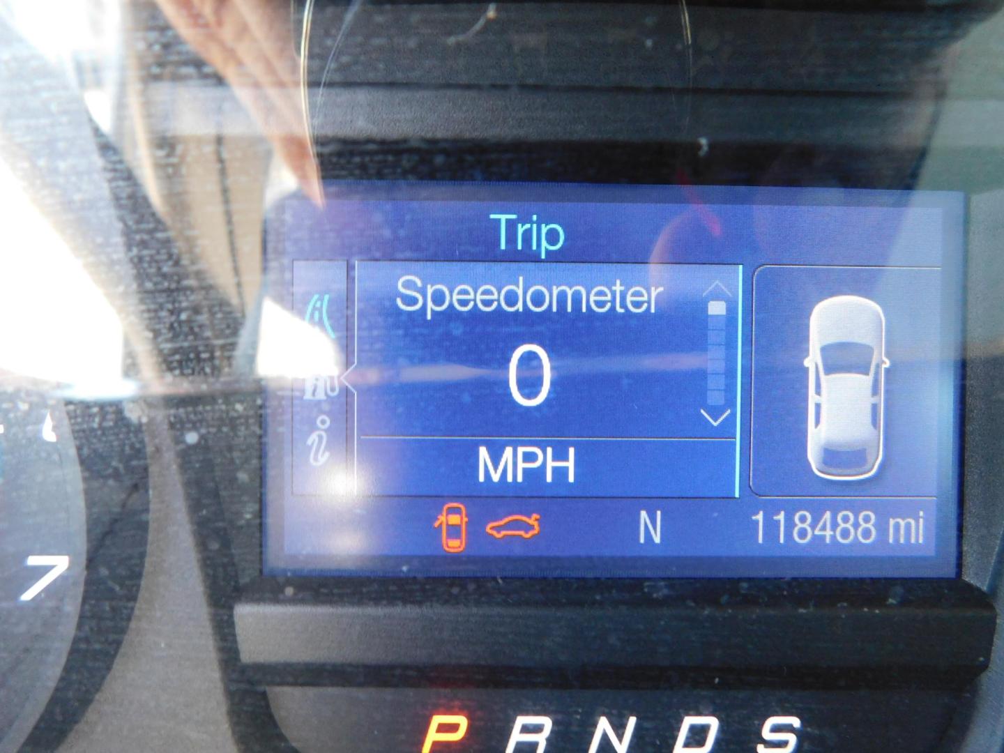 2016 SILVER Ford Taurus SEL FWD (1FAHP2E89GG) with an 3.5L V6 DOHC 24V engine, 6A transmission, located at 2121 Burlington St, North Kansas City, MO, 64116, (816) 556-0707, 39.144707, -94.581978 - Photo#5