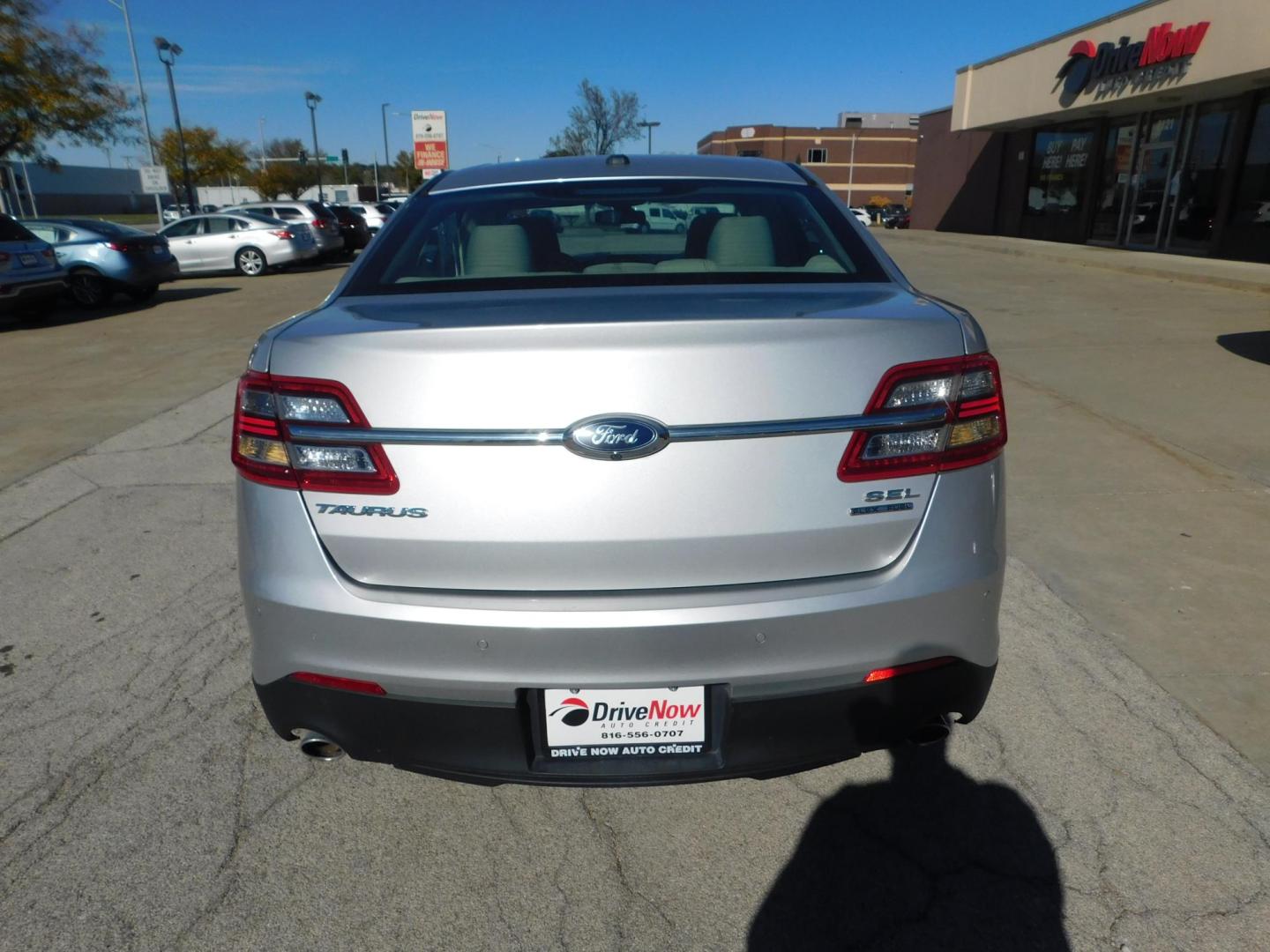 2016 SILVER Ford Taurus SEL FWD (1FAHP2E89GG) with an 3.5L V6 DOHC 24V engine, 6A transmission, located at 2121 Burlington St, North Kansas City, MO, 64116, (816) 556-0707, 39.144707, -94.581978 - Photo#8