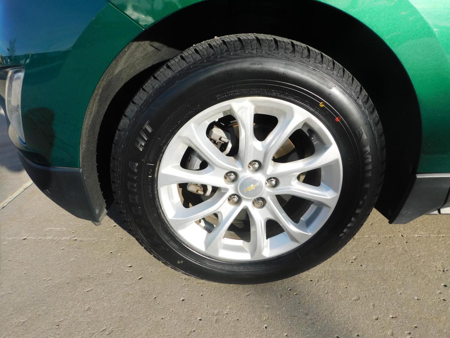 2018 GREEN Chevrolet Equinox LT 2WD (2GNAXJEV4J6) with an 1.5L L4 DIR DOHC 16V TURBO engine, 6A transmission, located at 2121 Burlington St, North Kansas City, MO, 64116, (816) 556-0707, 39.144707, -94.581978 - Photo#1