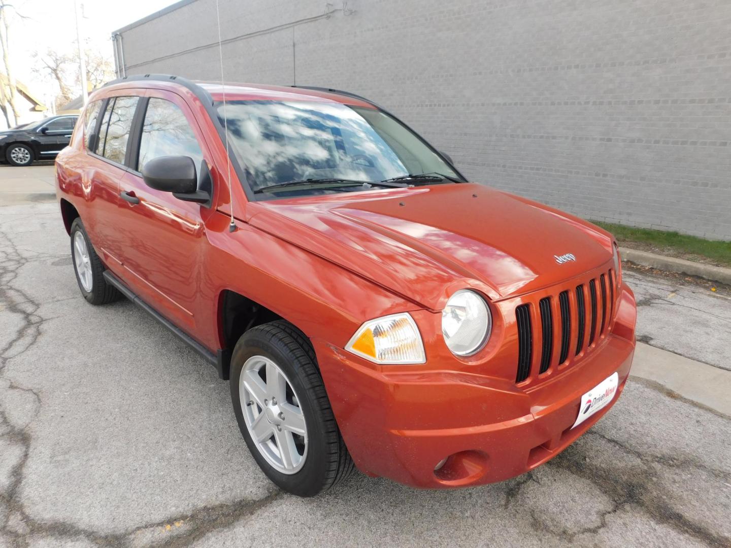 2008 ORANGE Jeep Compass Sport 2WD (1J8FT47WX8D) with an 2.4L L4 DOHC 16V engine, located at 2121 Burlington St, North Kansas City, MO, 64116, (816) 556-0707, 39.144707, -94.581978 - Photo#8