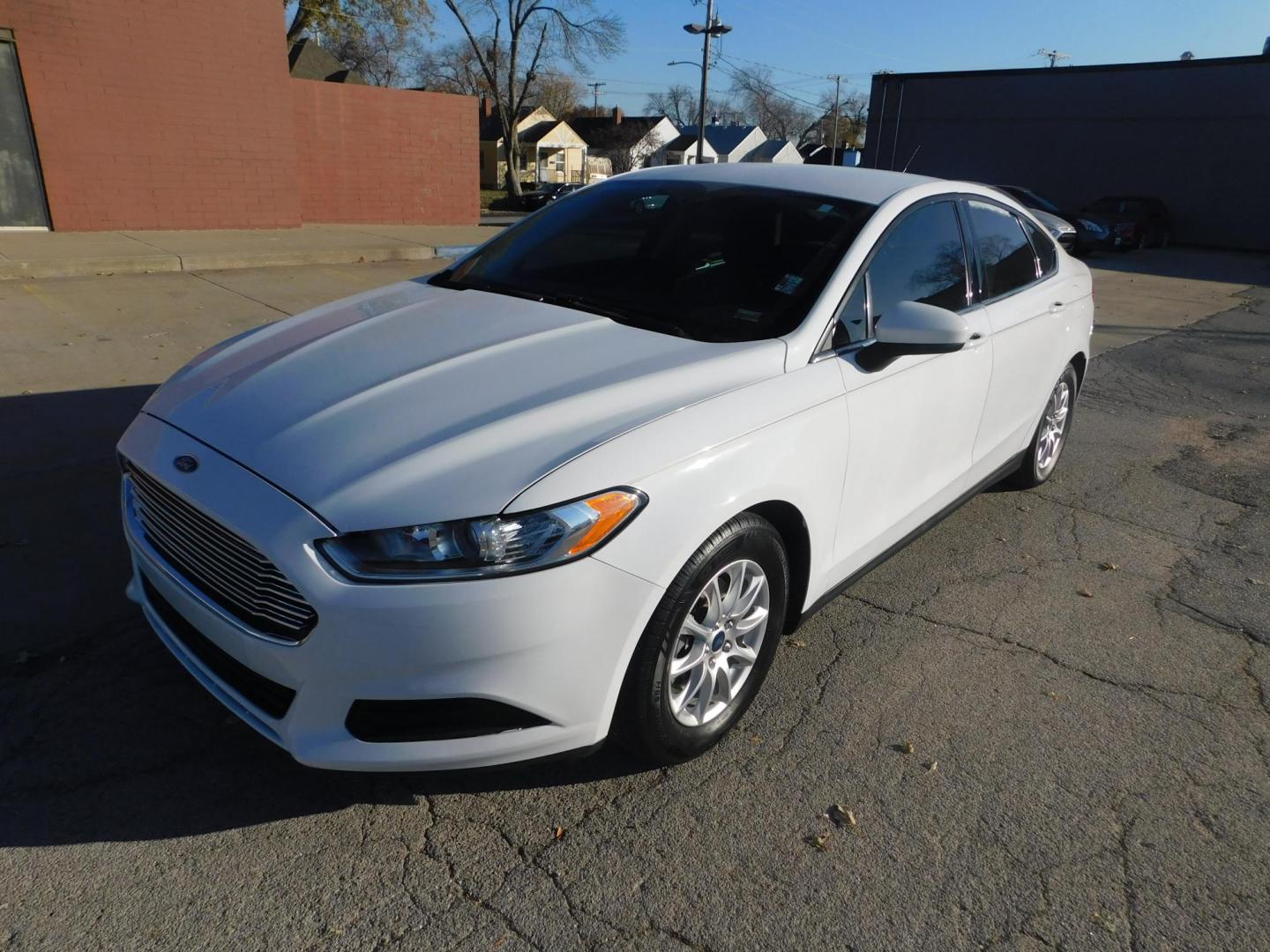 2016 WHITE Ford Fusion S (3FA6P0G79GR) with an 2.5L L4 DOHC 16V engine, 6-Speed Automatic transmission, located at 2121 Burlington St, North Kansas City, MO, 64116, (816) 556-0707, 39.144707, -94.581978 - Photo#0
