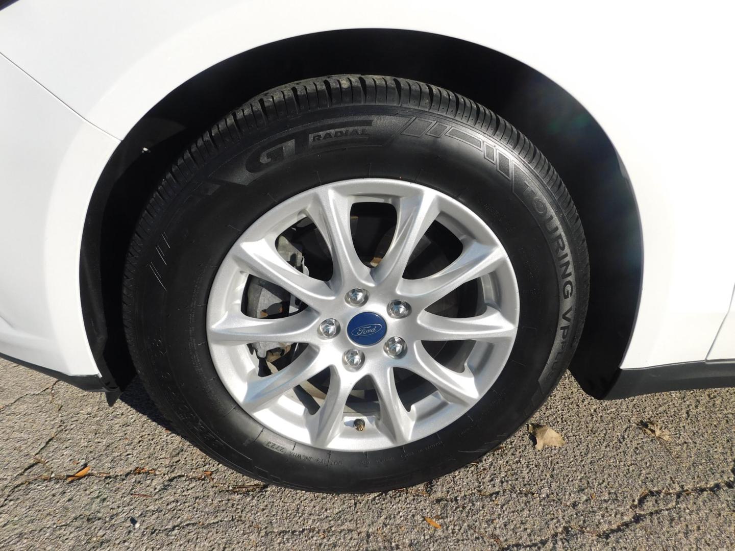 2016 WHITE Ford Fusion S (3FA6P0G79GR) with an 2.5L L4 DOHC 16V engine, 6-Speed Automatic transmission, located at 2121 Burlington St, North Kansas City, MO, 64116, (816) 556-0707, 39.144707, -94.581978 - Photo#1