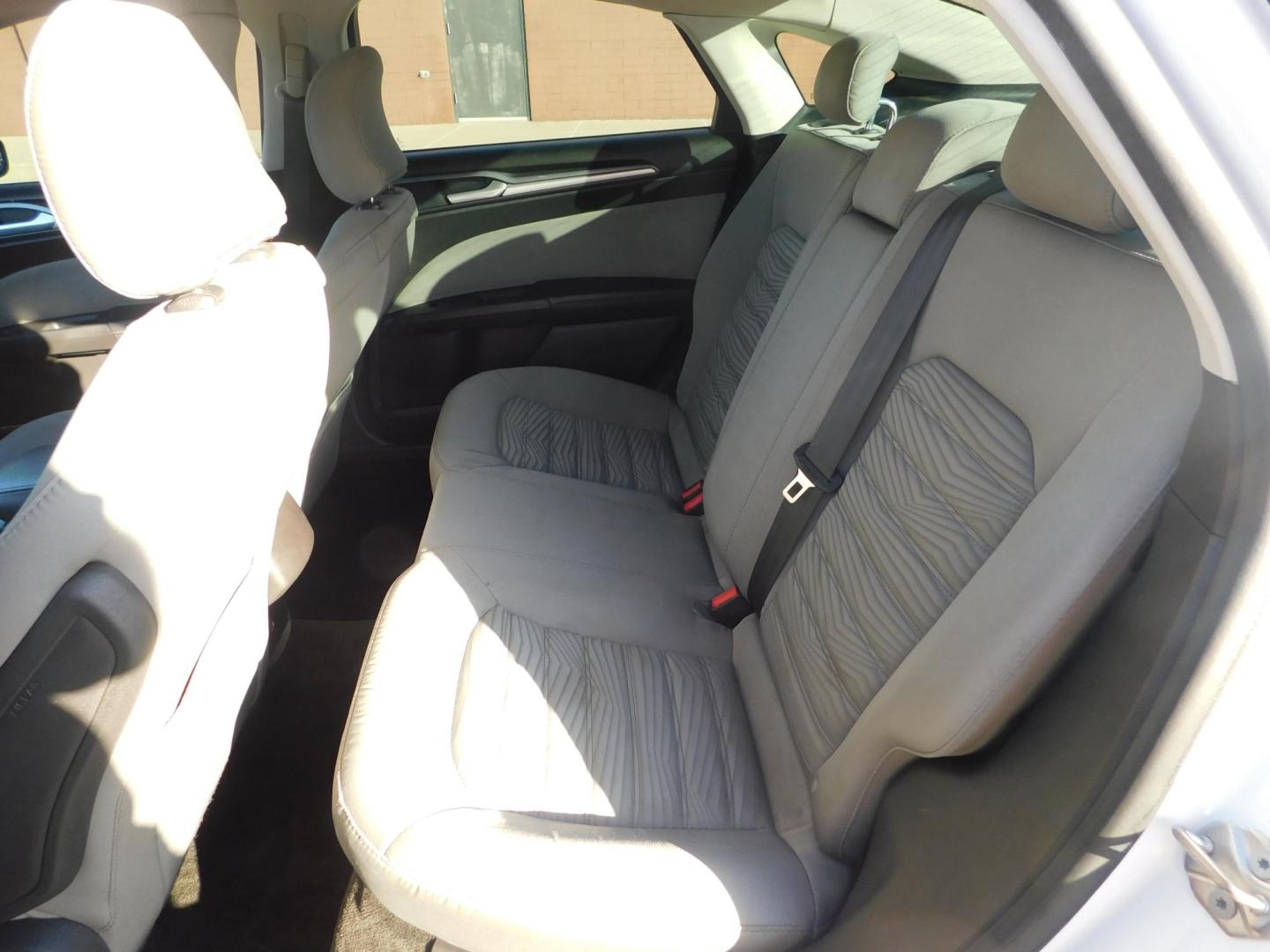 2016 WHITE Ford Fusion S (3FA6P0G79GR) with an 2.5L L4 DOHC 16V engine, 6-Speed Automatic transmission, located at 2121 Burlington St, North Kansas City, MO, 64116, (816) 556-0707, 39.144707, -94.581978 - Photo#5