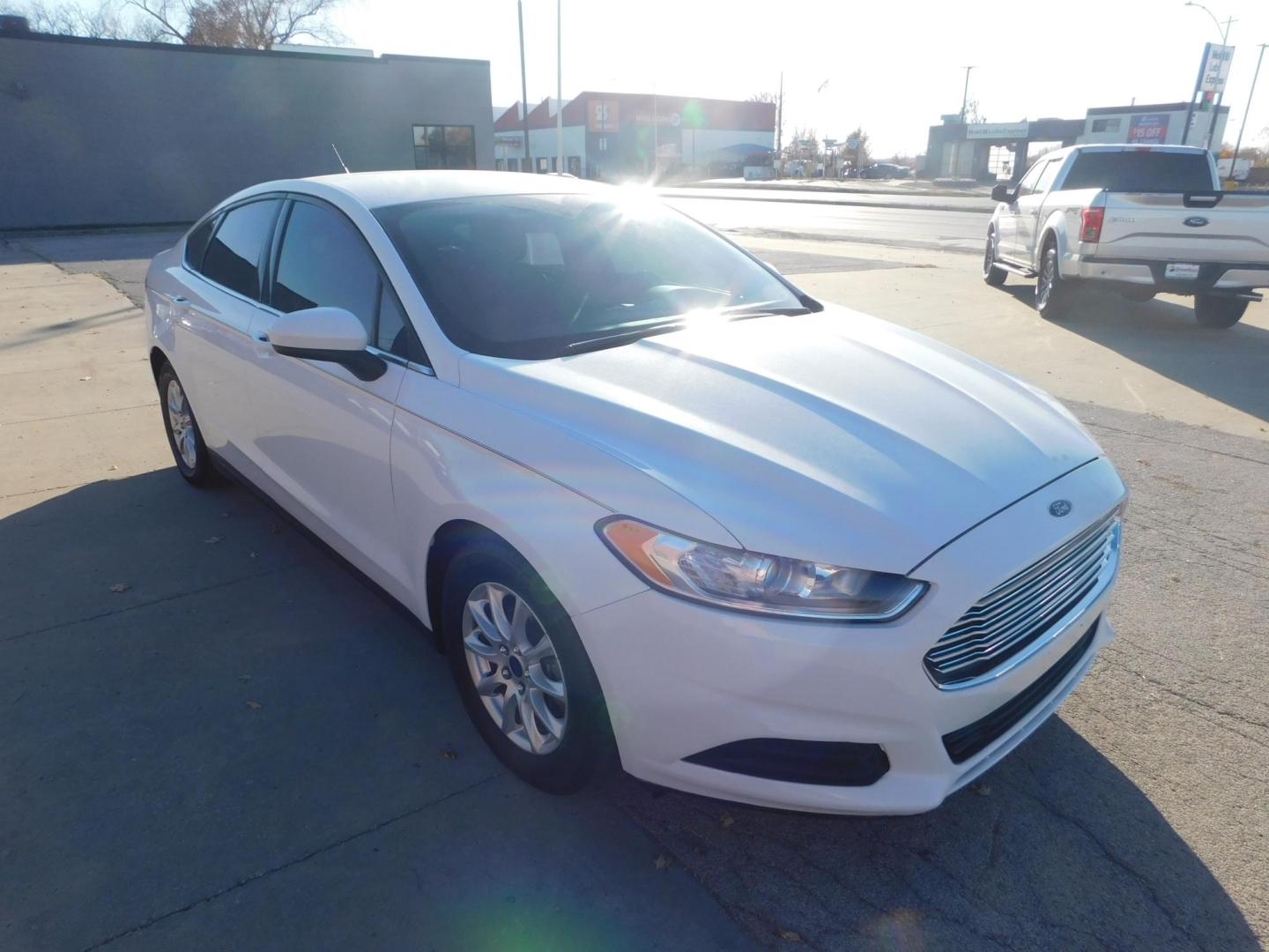 2016 WHITE Ford Fusion S (3FA6P0G79GR) with an 2.5L L4 DOHC 16V engine, 6-Speed Automatic transmission, located at 2121 Burlington St, North Kansas City, MO, 64116, (816) 556-0707, 39.144707, -94.581978 - Photo#8