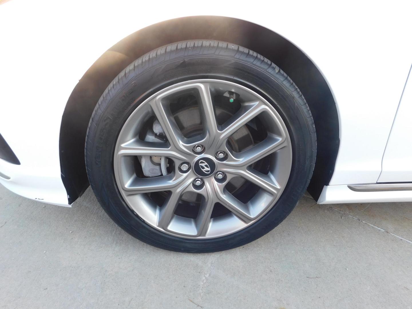 2018 WHITE Hyundai Sonata Sport 2.0T (5NPE34ABXJH) with an 2.0L L4 DOHC 16V TURBO engine, 6A transmission, located at 2121 Burlington St, North Kansas City, MO, 64116, (816) 556-0707, 39.144707, -94.581978 - Photo#1