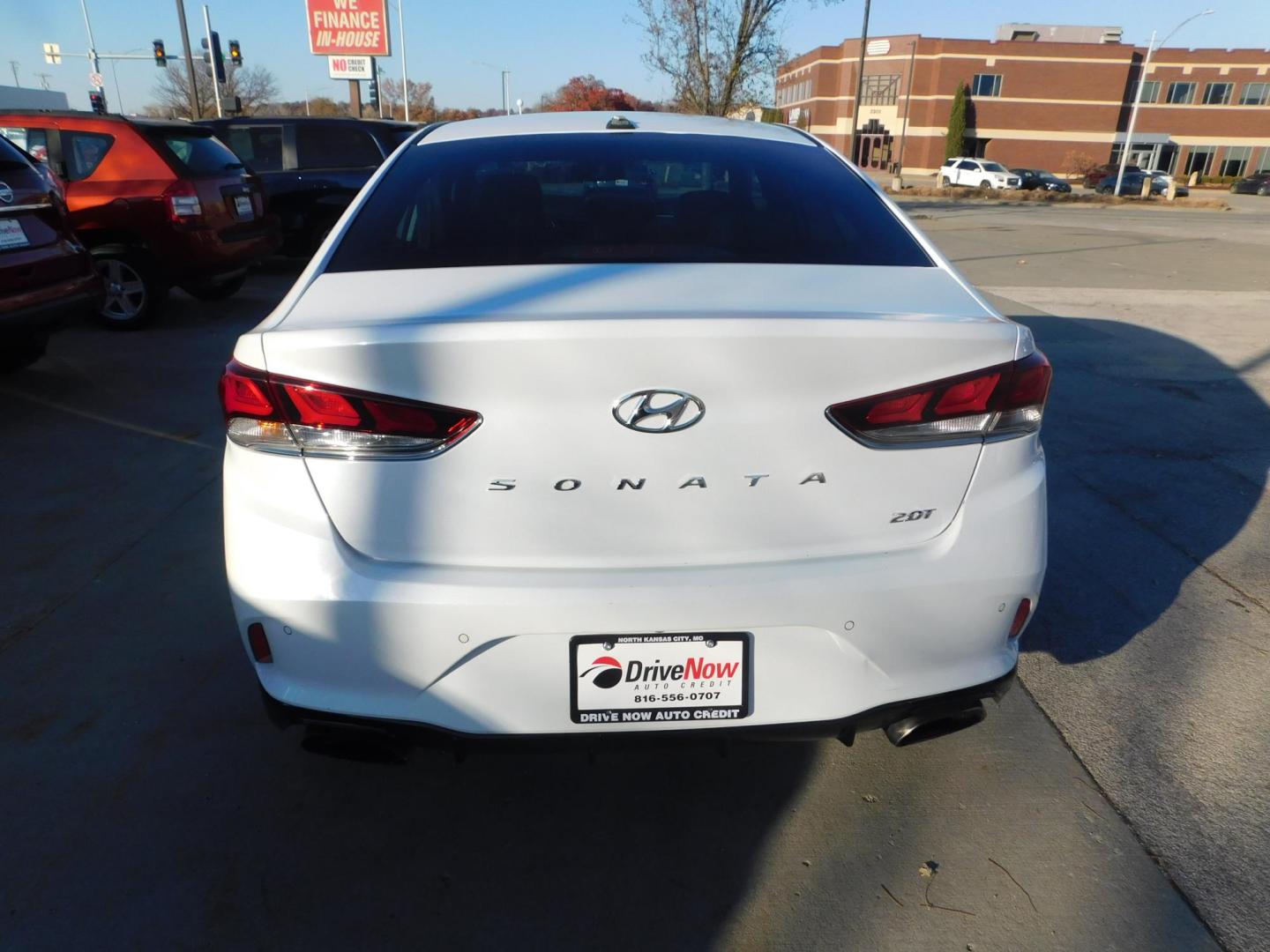 2018 WHITE Hyundai Sonata Sport 2.0T (5NPE34ABXJH) with an 2.0L L4 DOHC 16V TURBO engine, 6A transmission, located at 2121 Burlington St, North Kansas City, MO, 64116, (816) 556-0707, 39.144707, -94.581978 - Photo#10