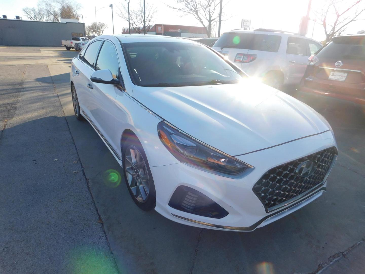 2018 WHITE Hyundai Sonata Sport 2.0T (5NPE34ABXJH) with an 2.0L L4 DOHC 16V TURBO engine, 6A transmission, located at 2121 Burlington St, North Kansas City, MO, 64116, (816) 556-0707, 39.144707, -94.581978 - Photo#11