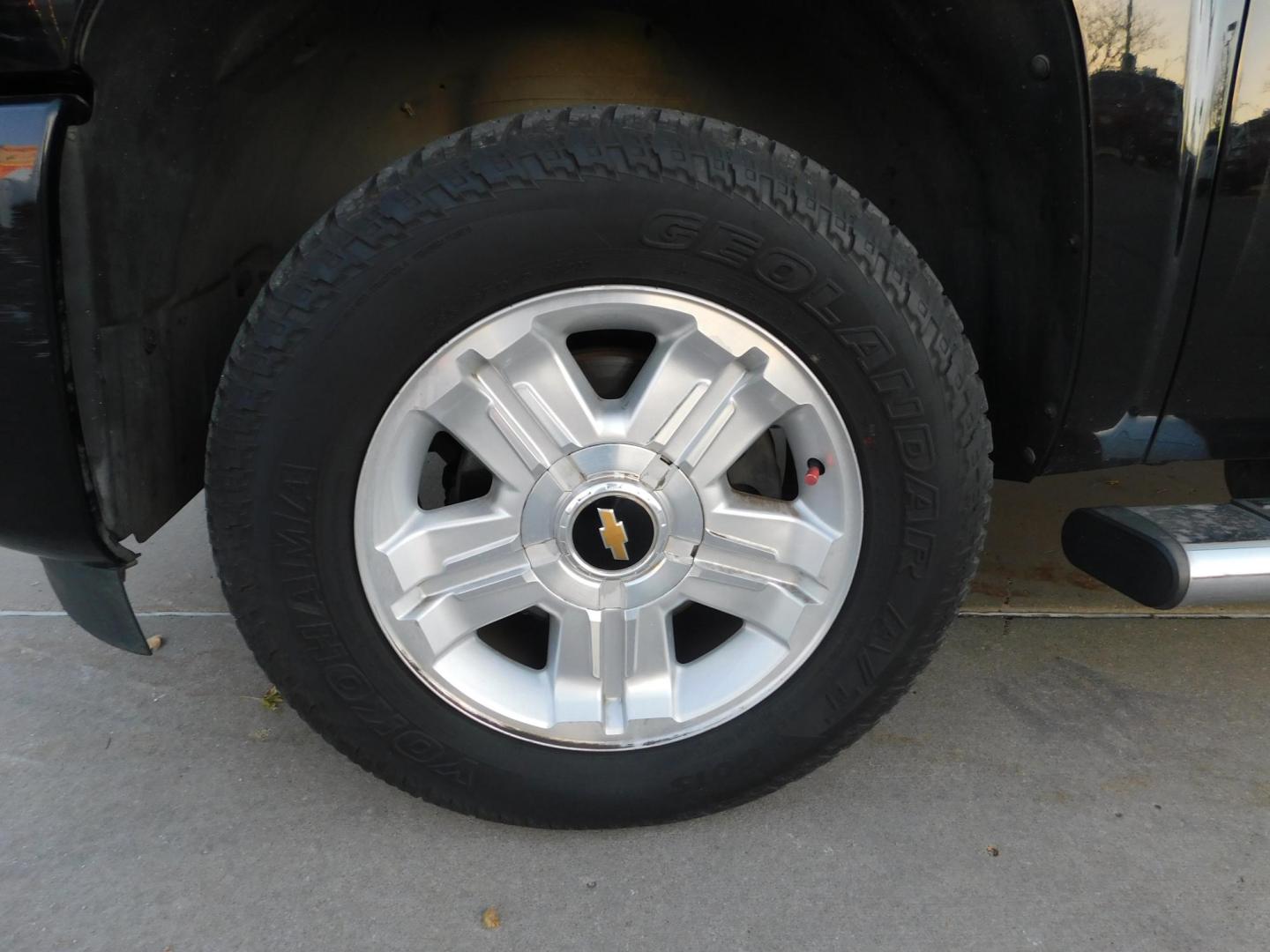2011 BLACK Chevrolet Silverado 1500 LT Crew Cab 2WD (3GCPCSE02BG) with an 5.3L V8 OHV 16V FFV engine, 4-Speed Automatic transmission, located at 2121 Burlington St, North Kansas City, MO, 64116, (816) 556-0707, 39.144707, -94.581978 - Photo#1