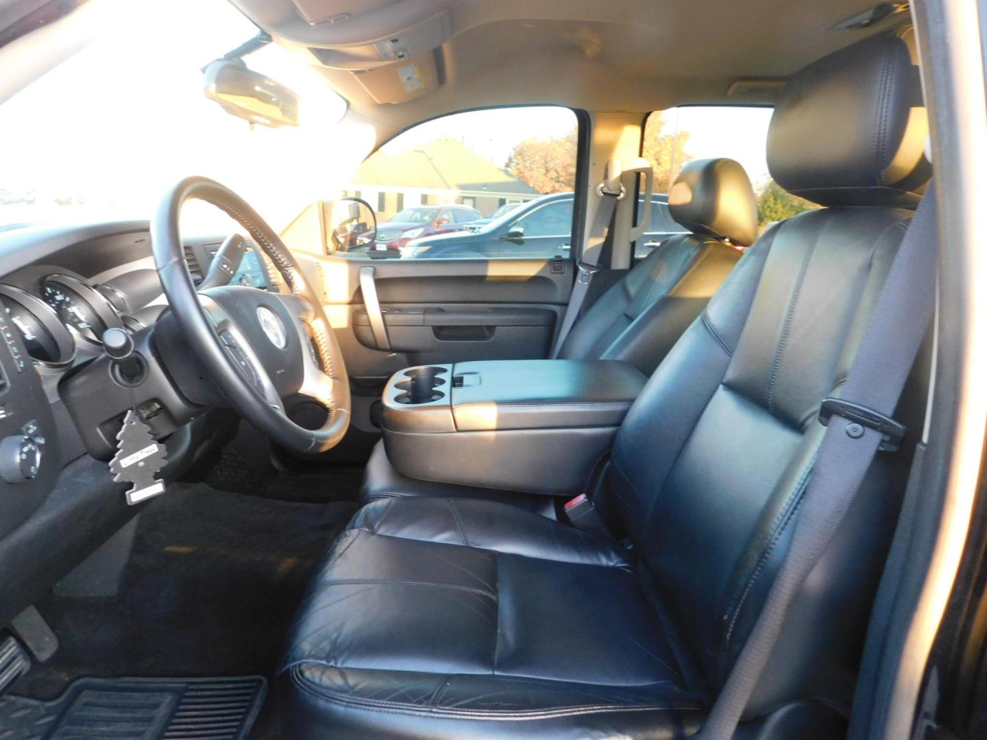 2011 BLACK Chevrolet Silverado 1500 LT Crew Cab 2WD (3GCPCSE02BG) with an 5.3L V8 OHV 16V FFV engine, 4-Speed Automatic transmission, located at 2121 Burlington St, North Kansas City, MO, 64116, (816) 556-0707, 39.144707, -94.581978 - Photo#2